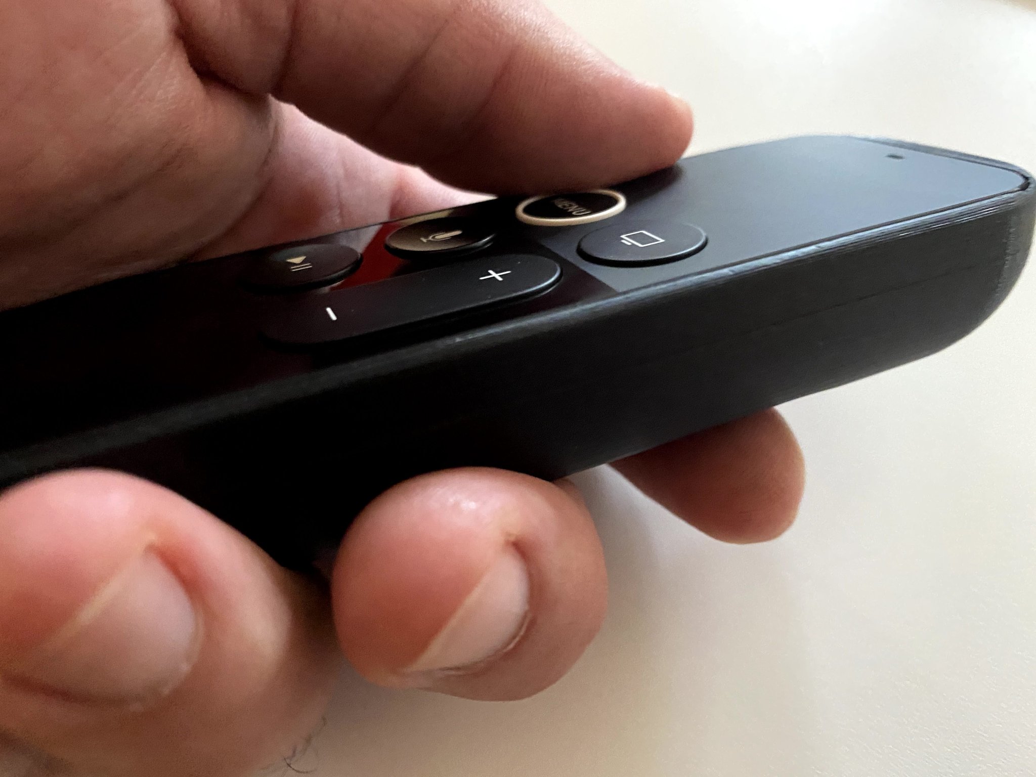 Giá đỡ điều khiển Apple TV tiện dụng