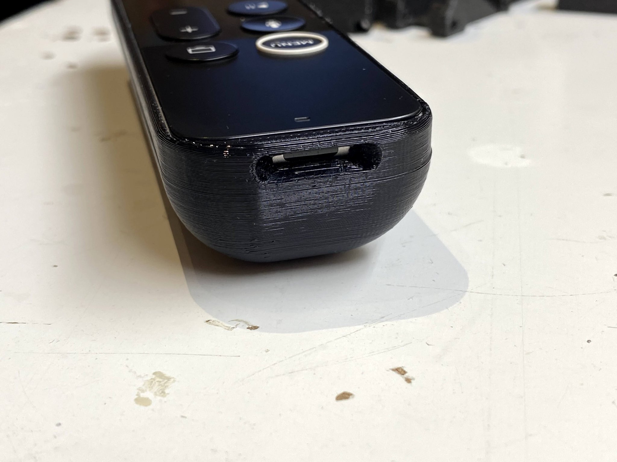 Giá đỡ điều khiển Apple TV tiện dụng