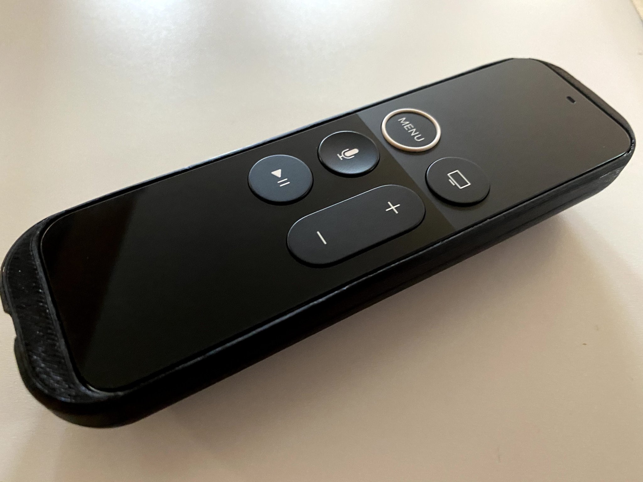 Giá đỡ điều khiển Apple TV tiện dụng