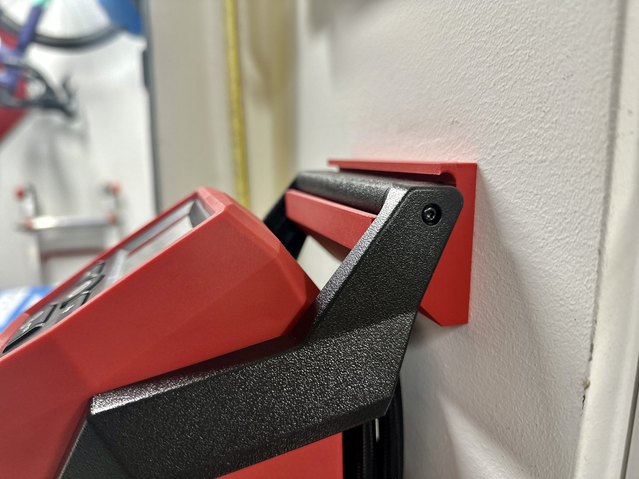 Giá treo máy bơm hơi Milwaukee M12 trên tường