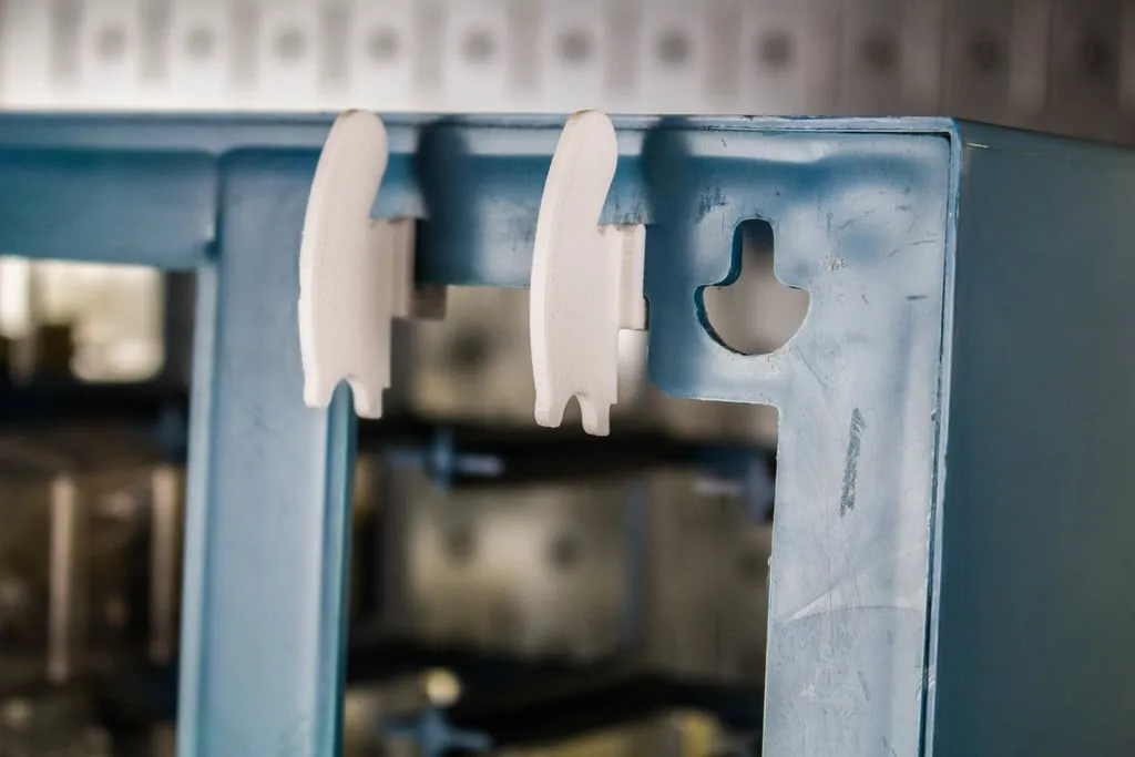 Kẹp treo tủ lưu trữ trên bảng điều khiển kim loại