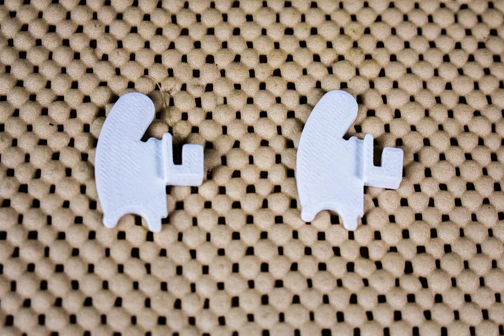 Kẹp treo tủ lưu trữ trên bảng điều khiển kim loại