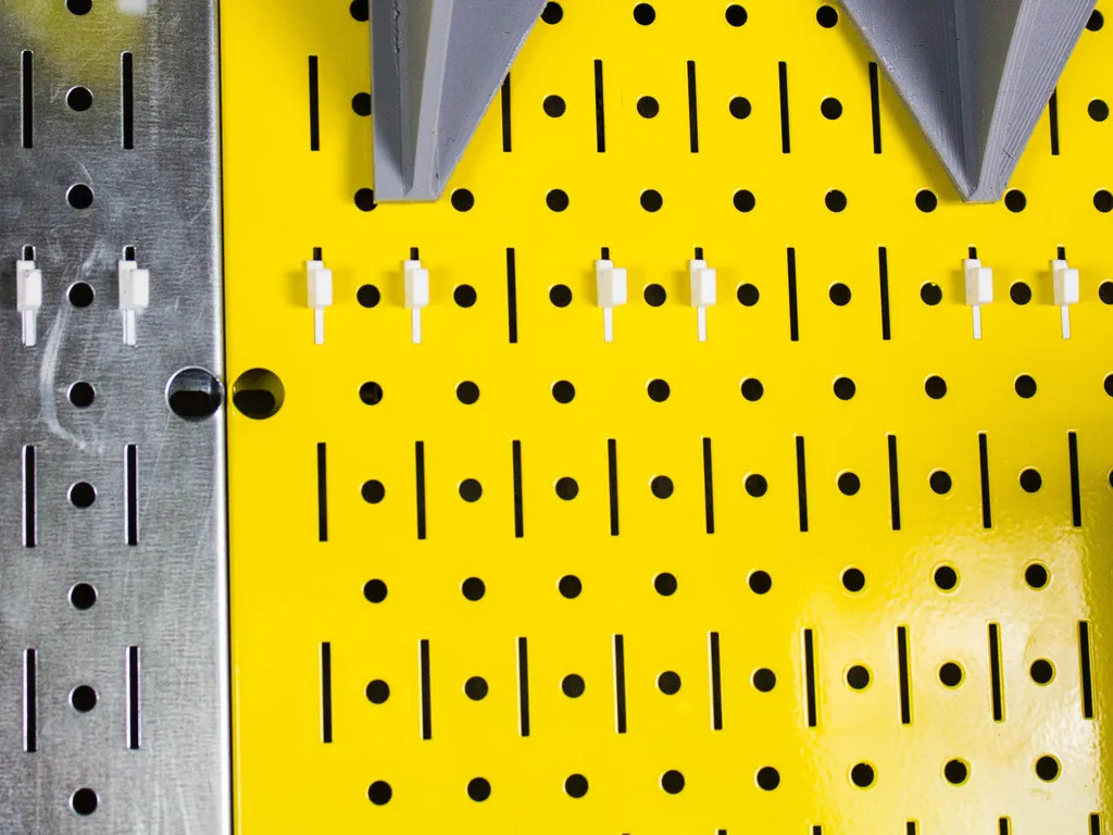 Kẹp treo tủ lưu trữ trên bảng điều khiển kim loại