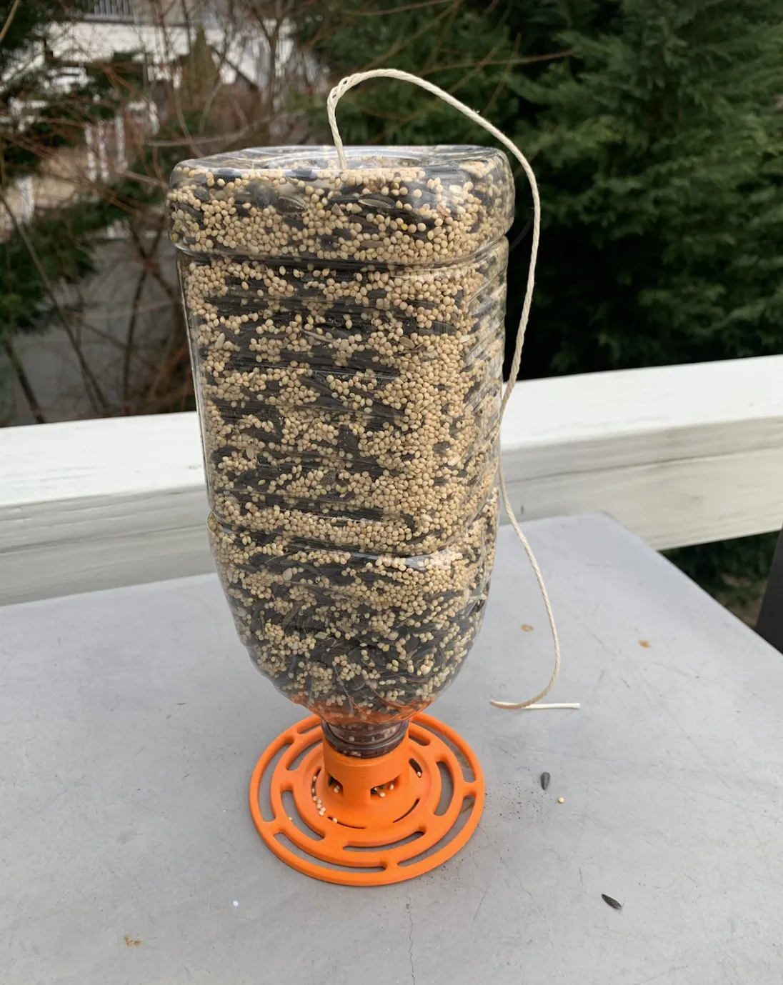 Máy cho chim từ chai tái chế Snapple và Ocean Spray