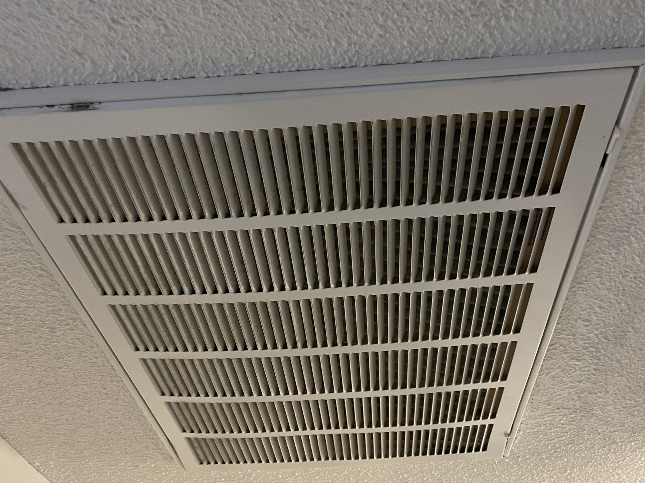 Cần gạt điều chỉnh lỗ thông gió máy lạnh trong nhà