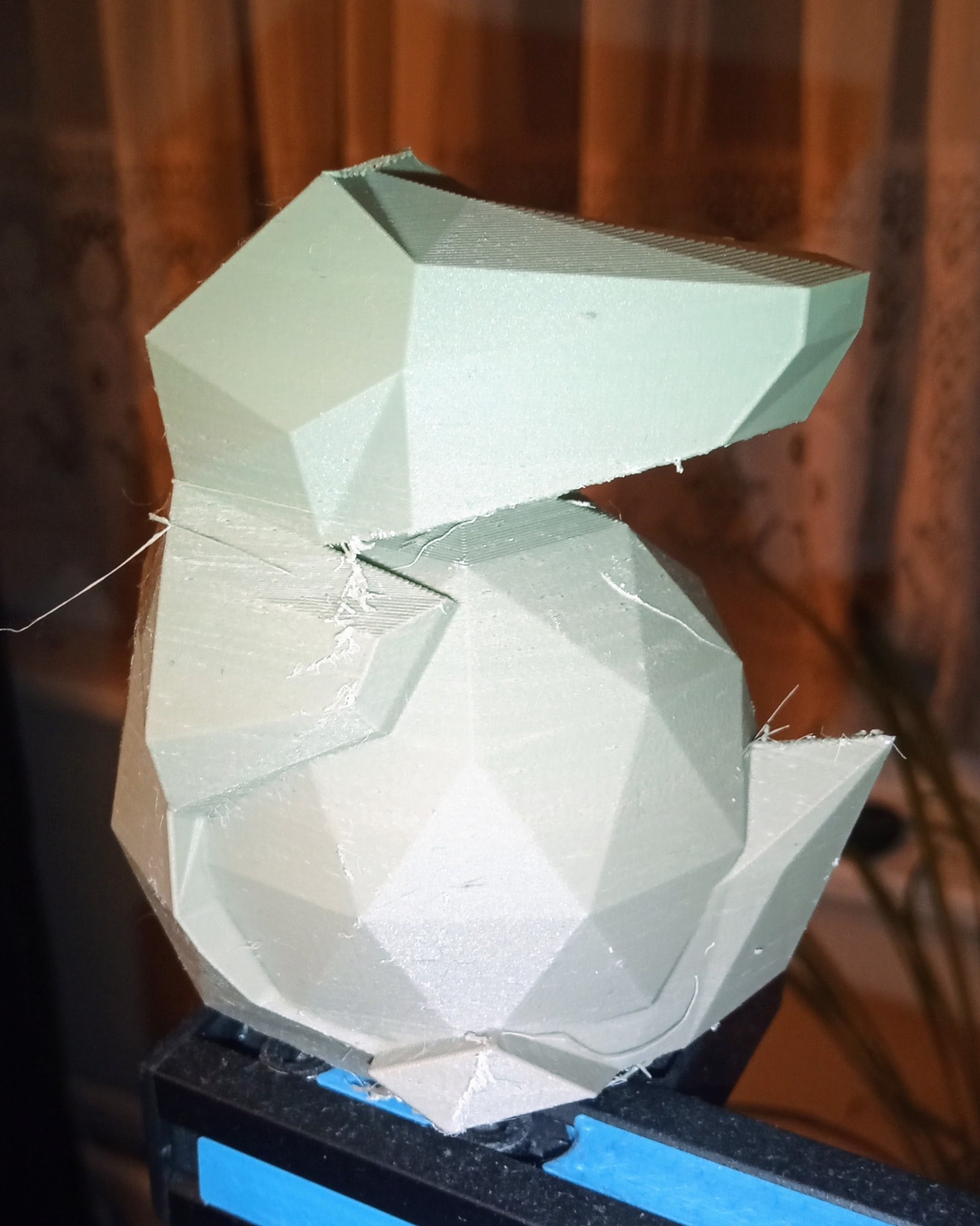 Cá sấu giun phong cách low-poly cho Halloween