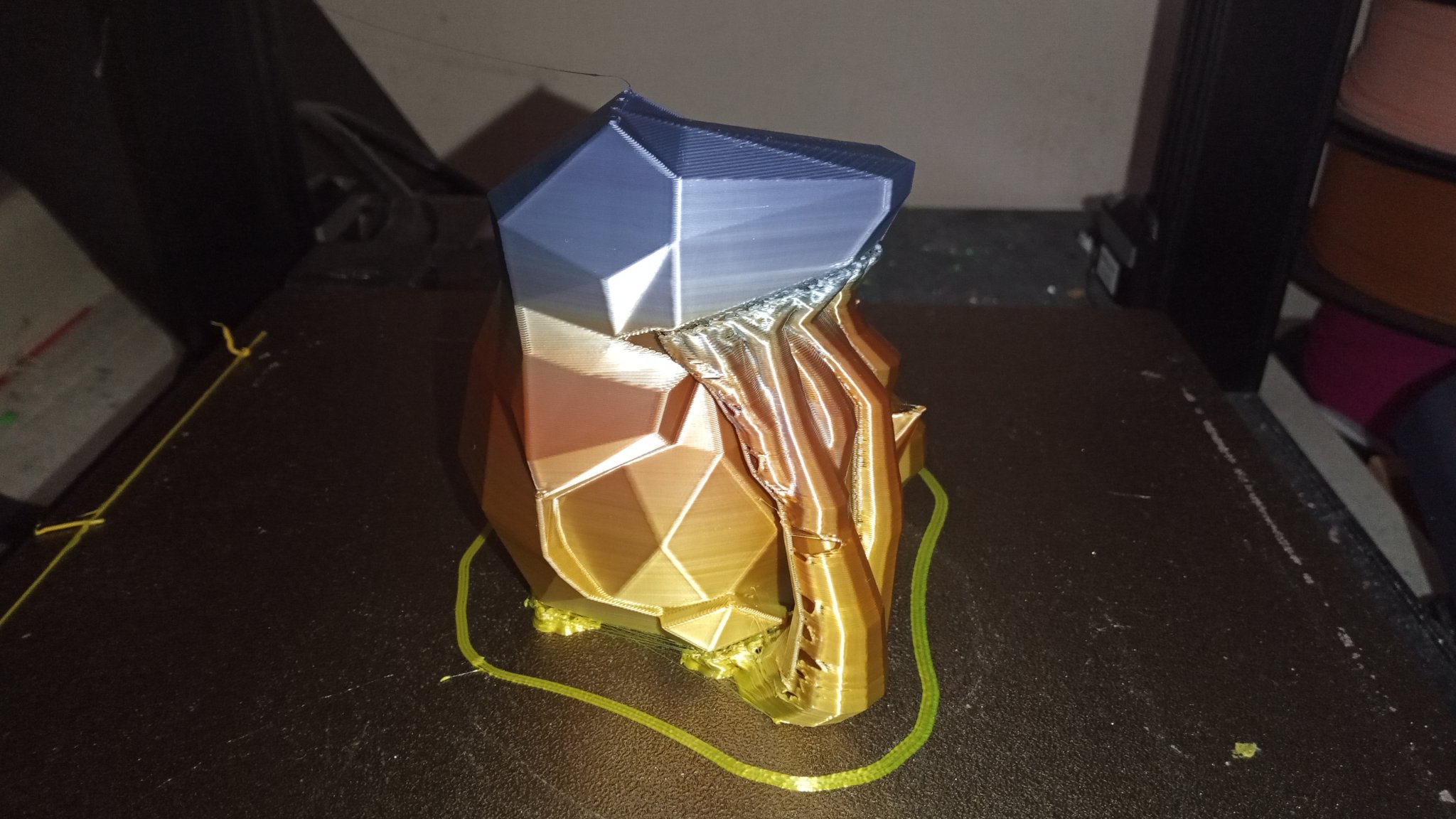 Cá sấu giun phong cách low-poly cho Halloween