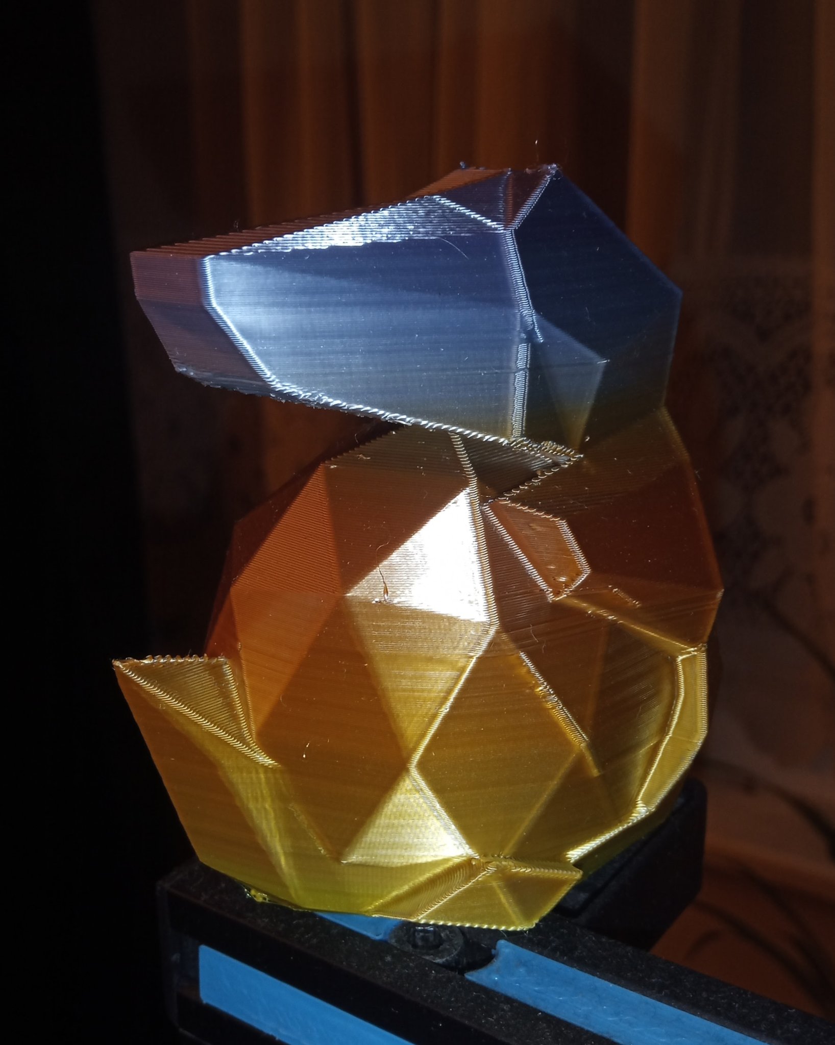 Cá sấu giun phong cách low-poly cho Halloween