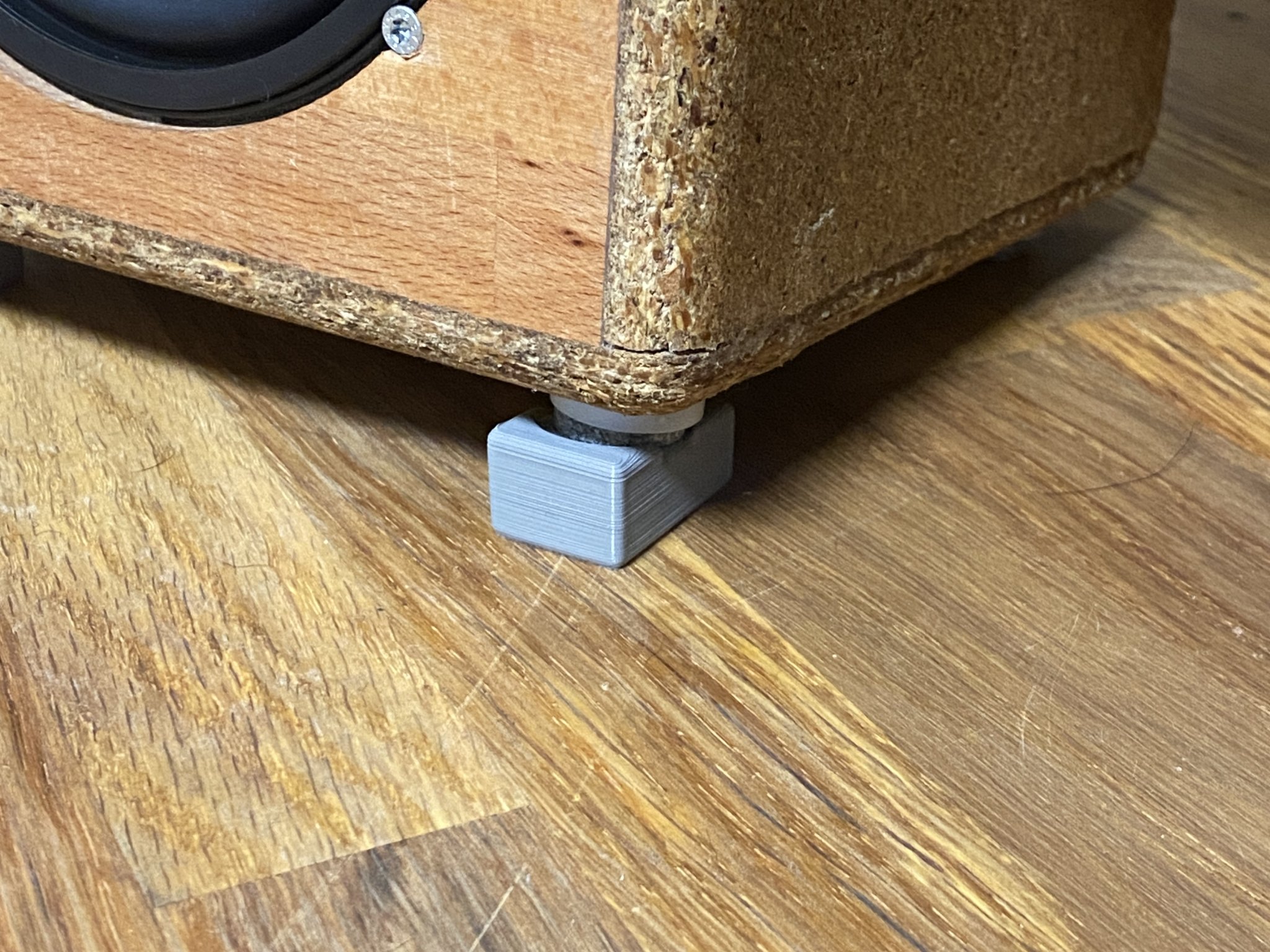 Chân đế nghiêng cho loa nhỏ