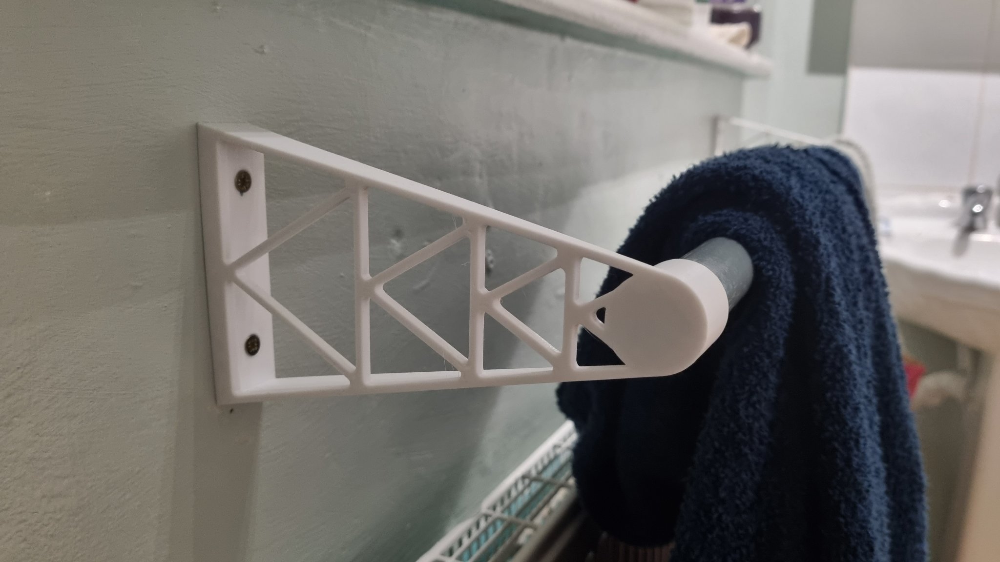 Giá đỡ khăn tắm từ tay cầm chổi cũ