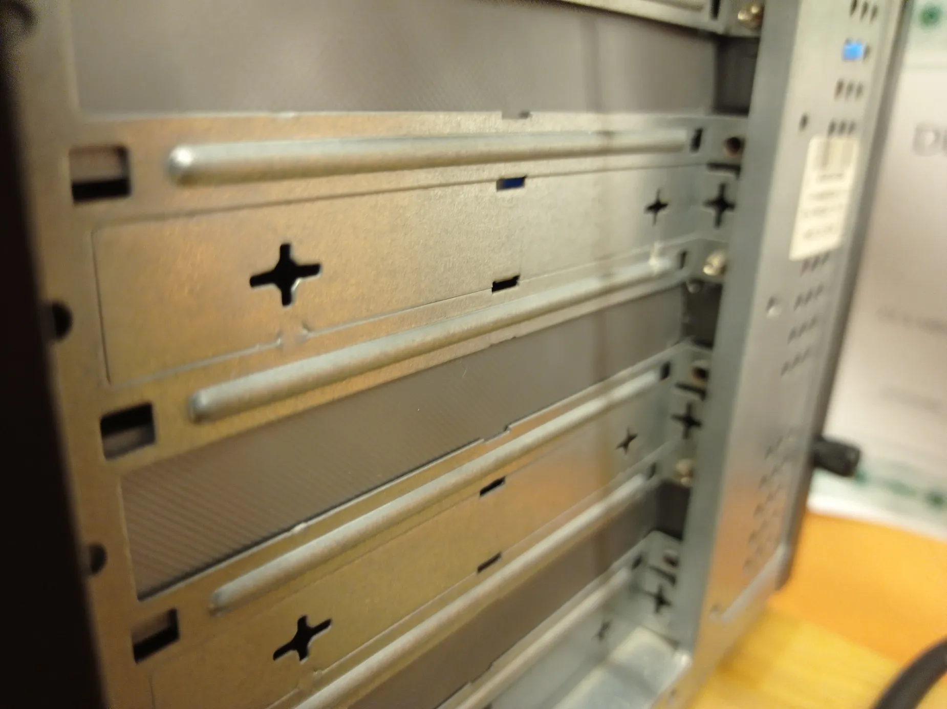 Nắp che PCI-E cho lỗ 2mm trong thùng máy tính