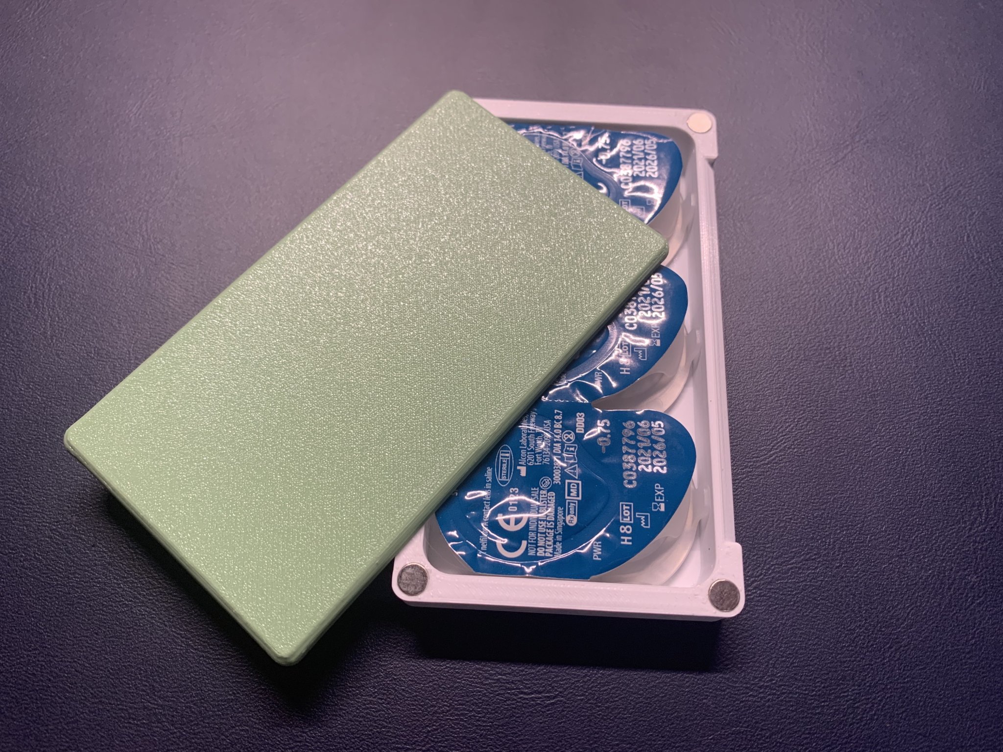 Hộp đựng kính áp tròng cho ba cặp kính