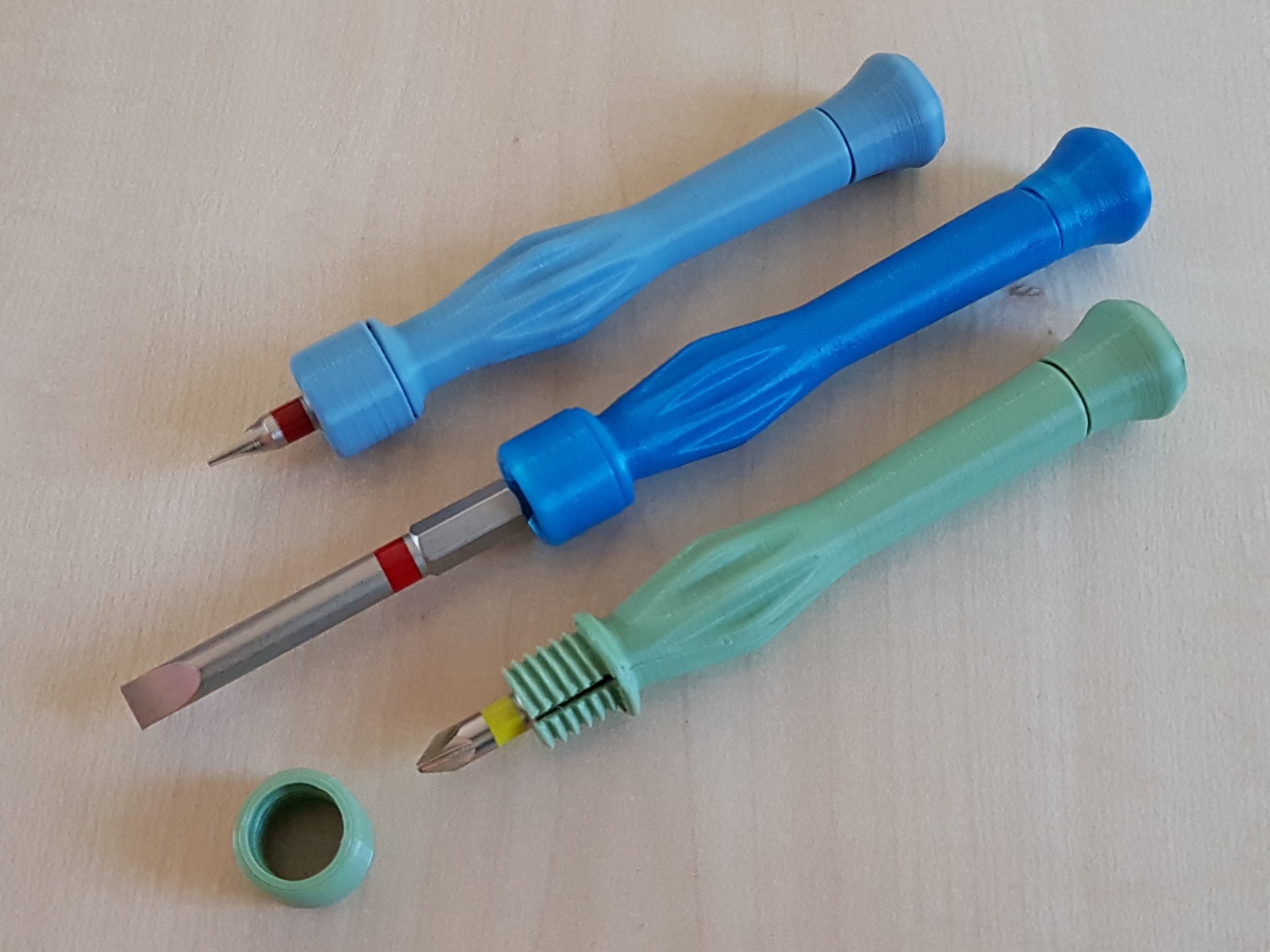 Tuốc nơ vít có khóa cơ học và bánh xe tự do in tại chỗ