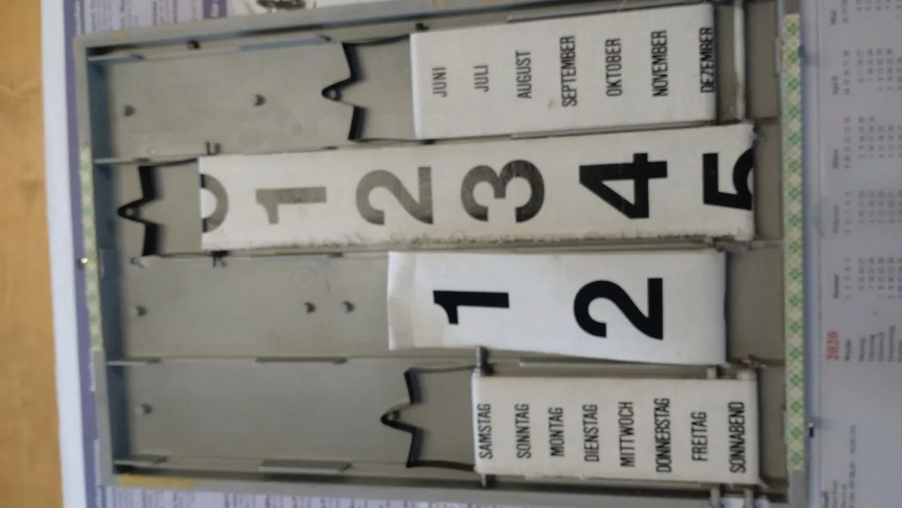 Bánh xe thay thế cho lịch treo tường cổ điển