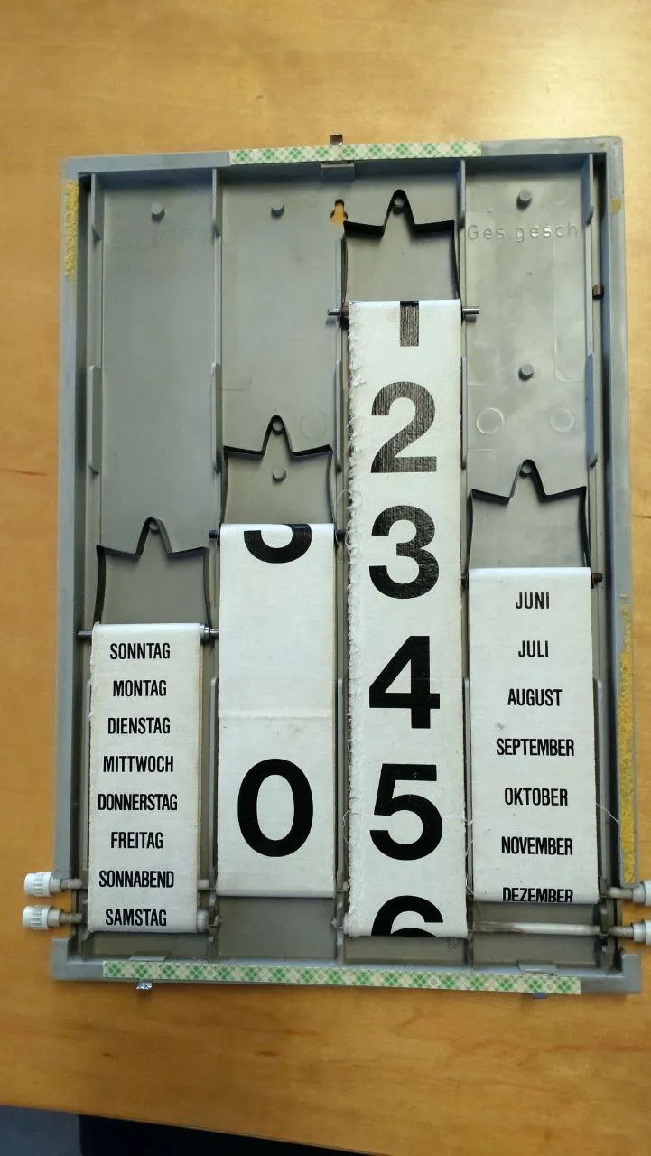 Bánh xe thay thế cho lịch treo tường cổ điển