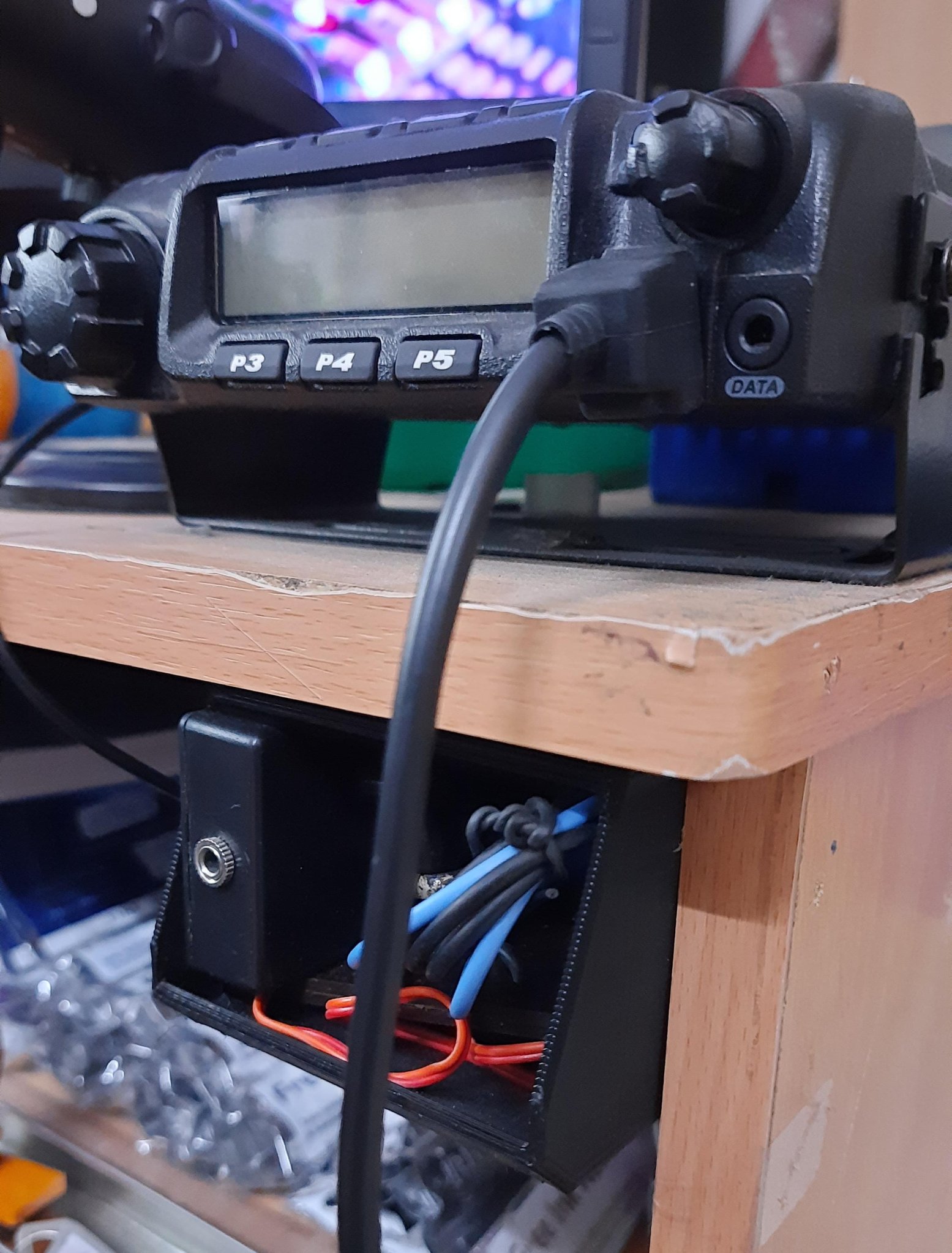 Giá đỡ khóa điện báo và bộ tạo dao động dưới bàn