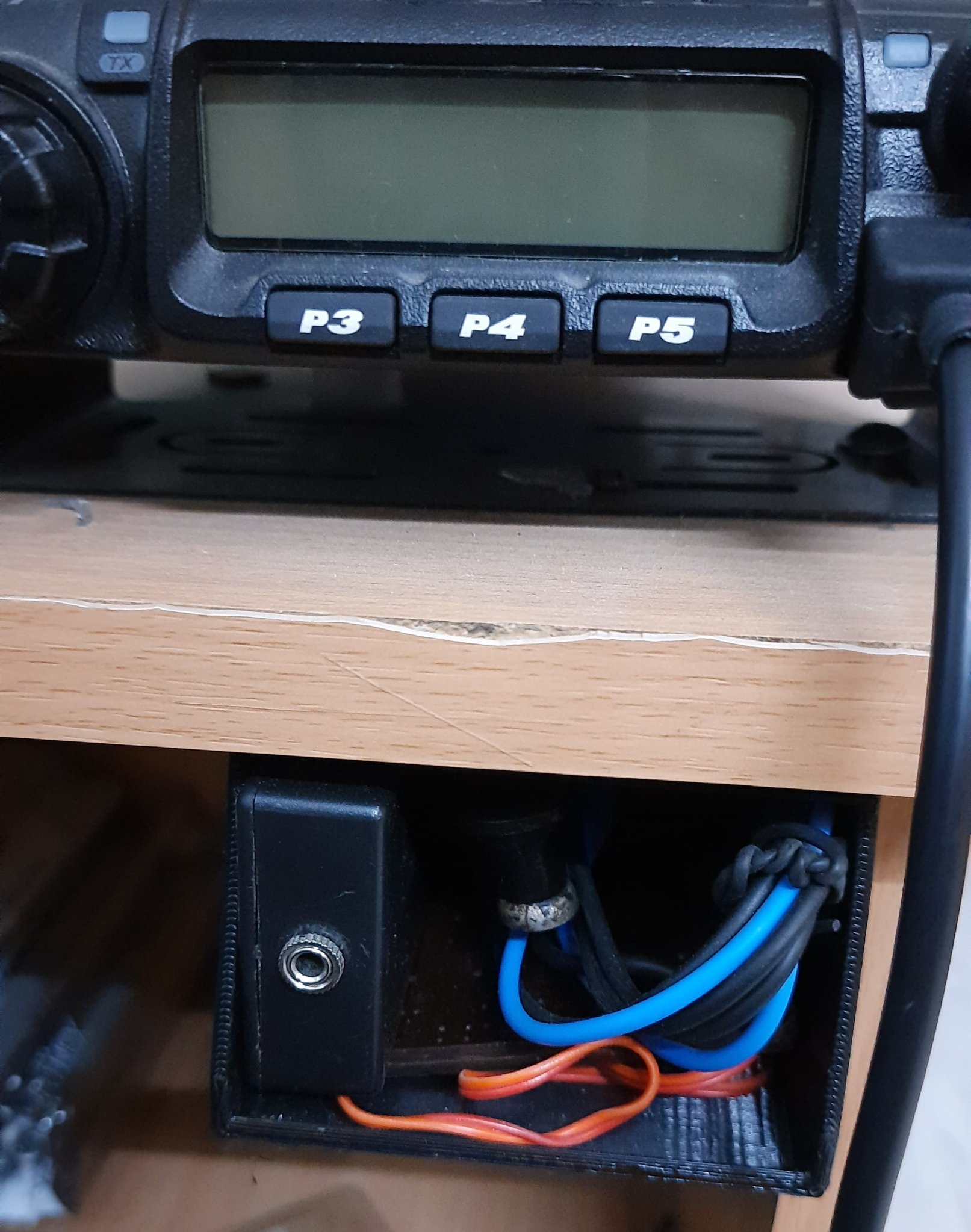 Giá đỡ khóa điện báo và bộ tạo dao động dưới bàn