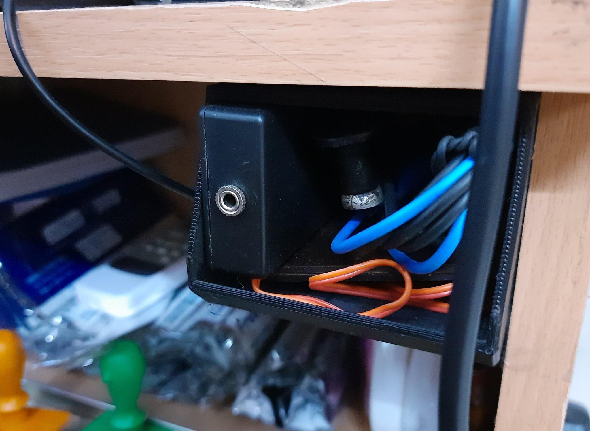 Giá đỡ khóa điện báo và bộ tạo dao động dưới bàn