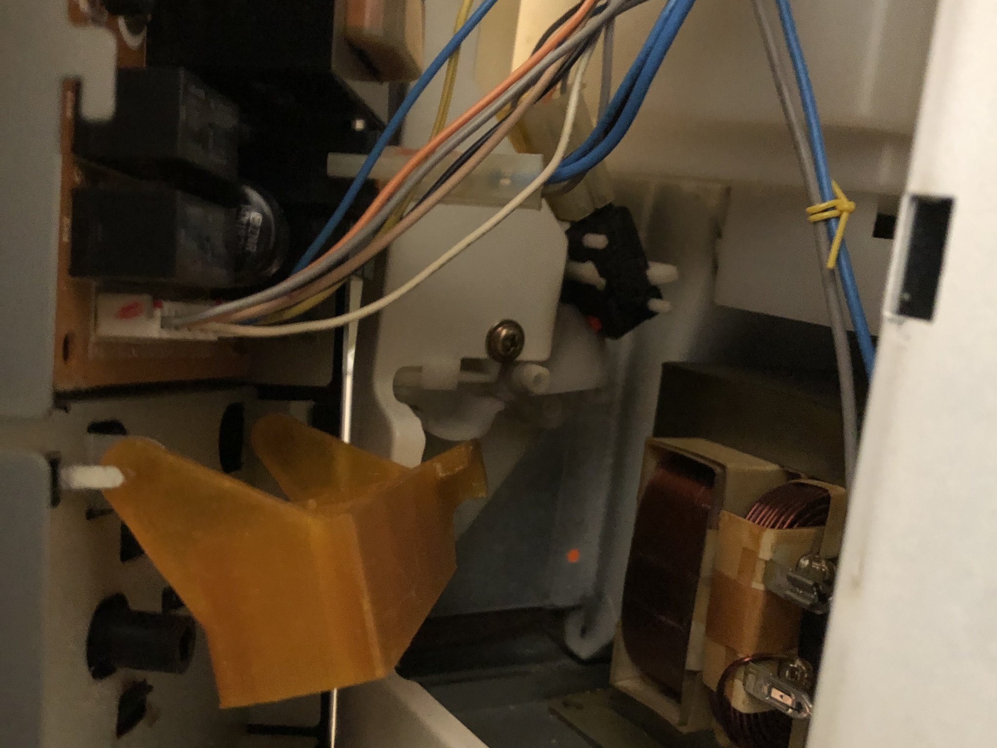 Cơ chế mở cửa lò vi sóng Quazar 80QBP1881 năm 1994