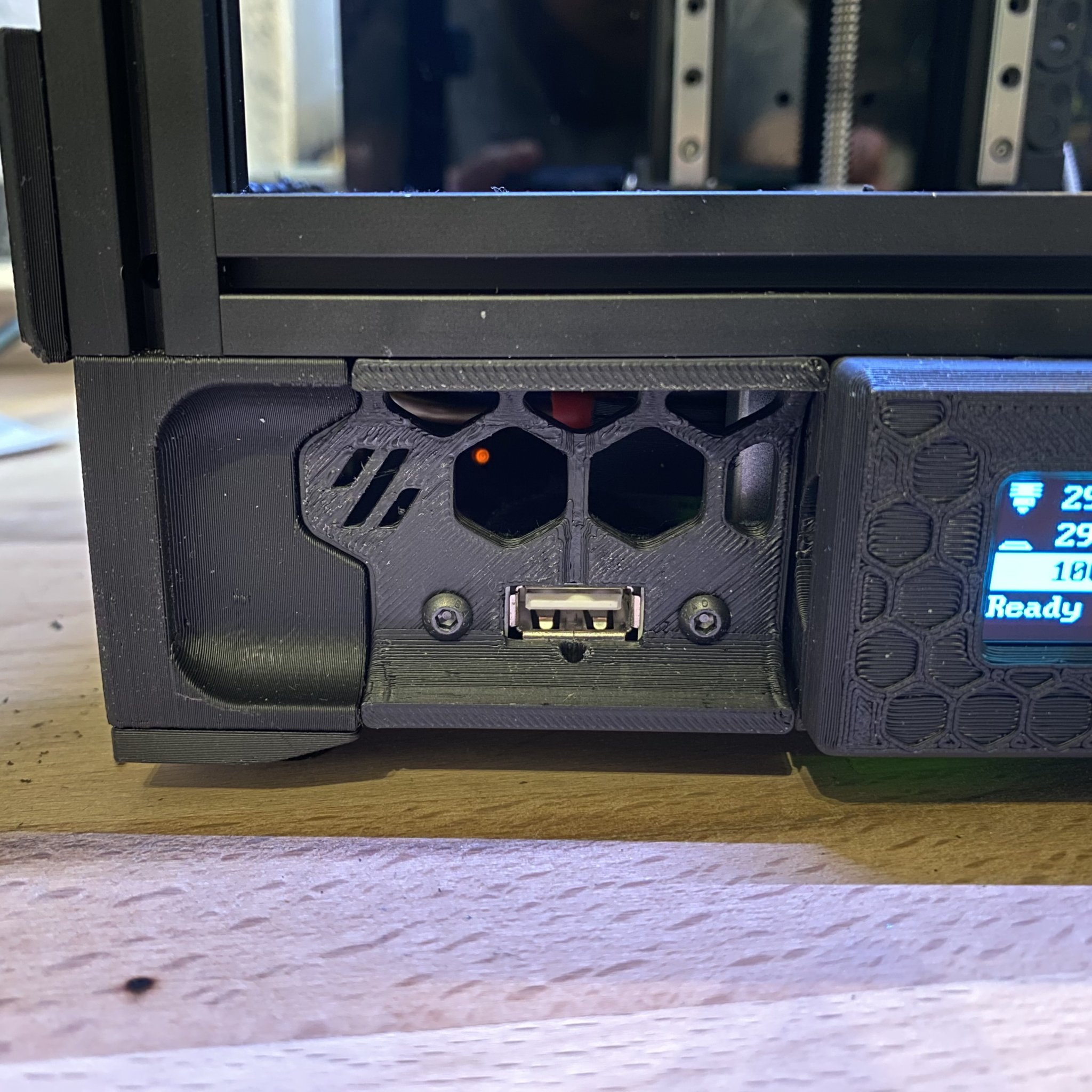 Skirt trước Voron 0.2 có cổng USB kết nối thiết bị