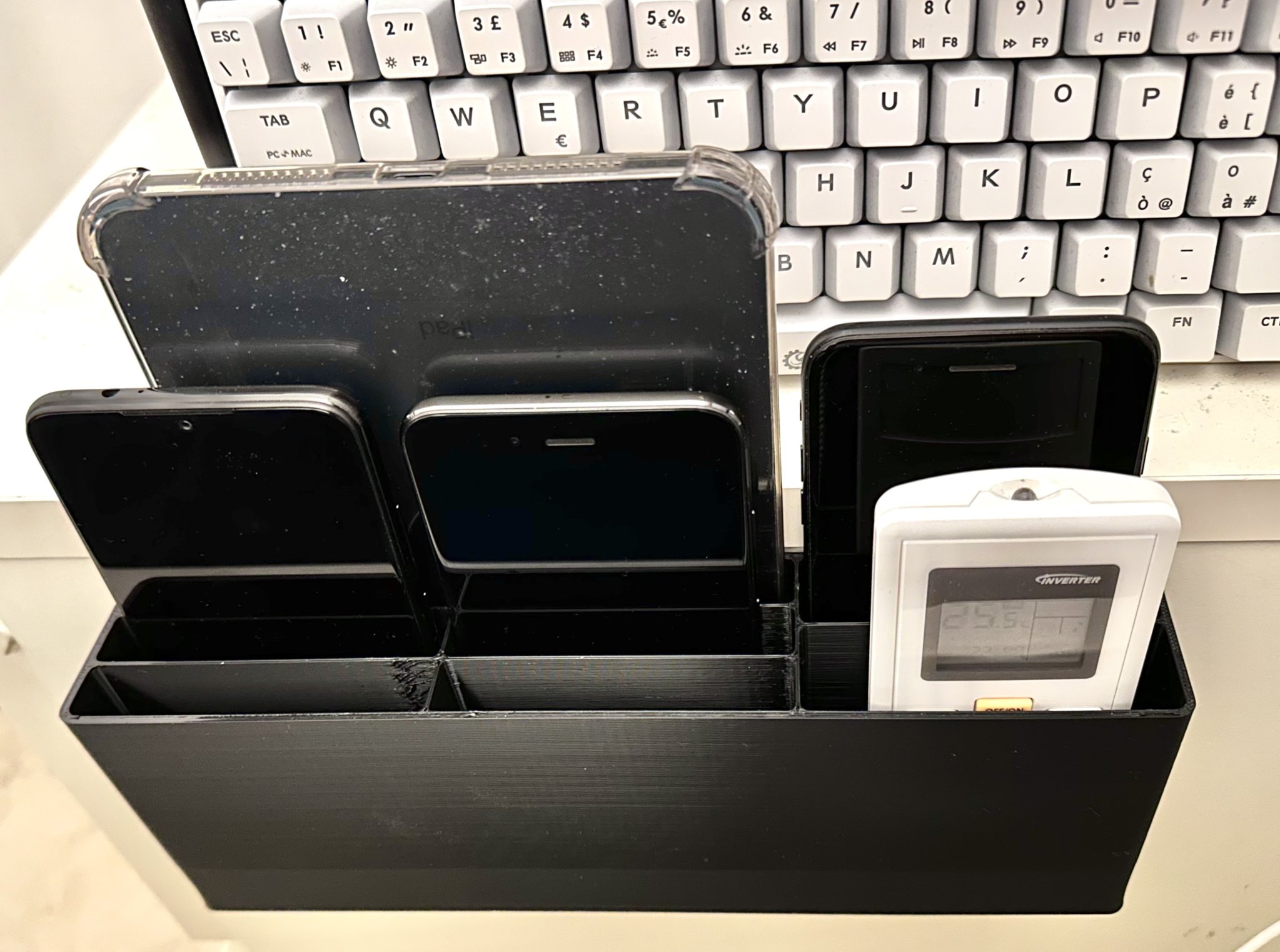 Giá đỡ treo tường cho điện thoại và máy tính bảng