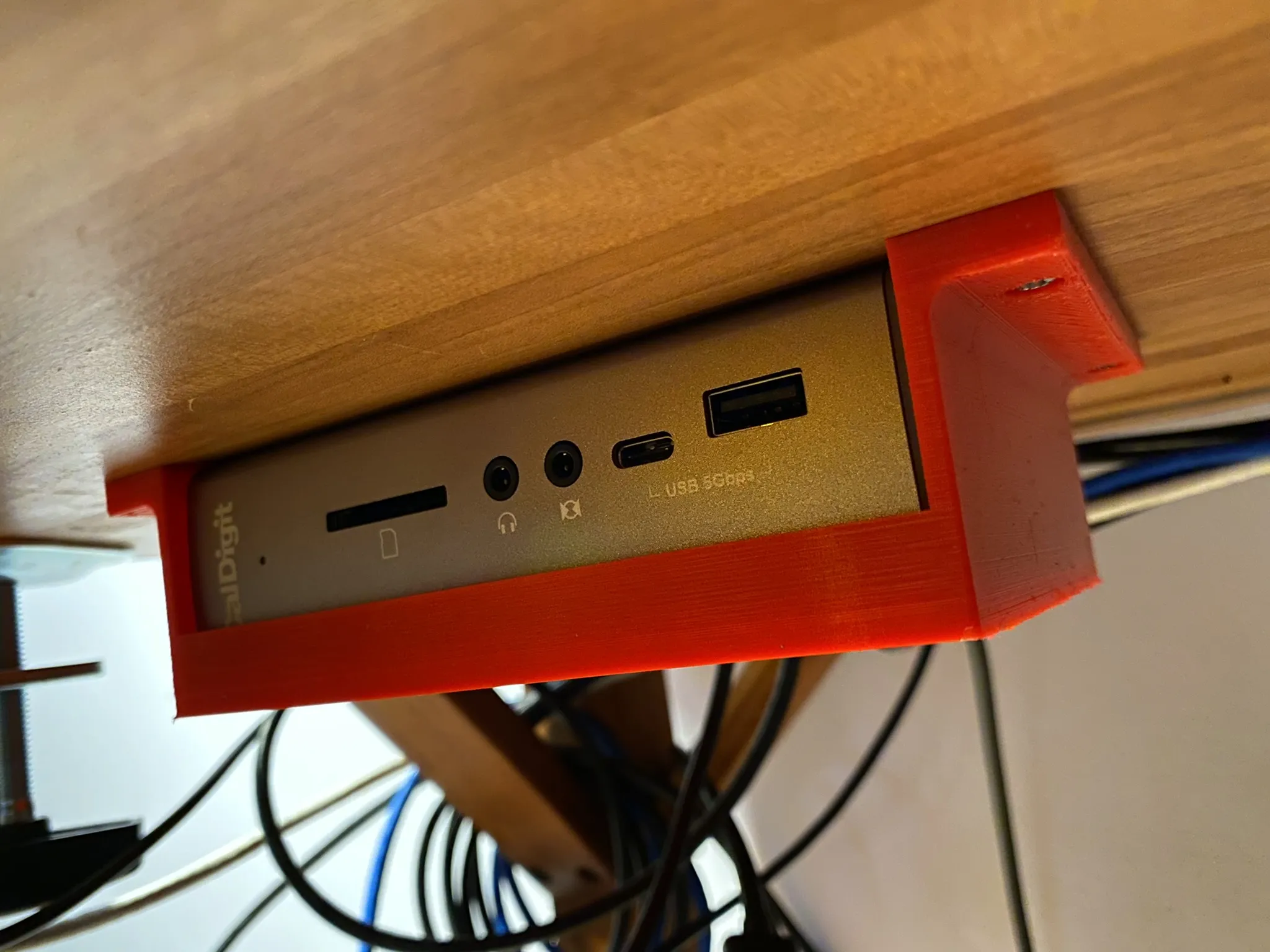 Giá đỡ Cal Digit TS3+ lắp dưới bàn làm việc