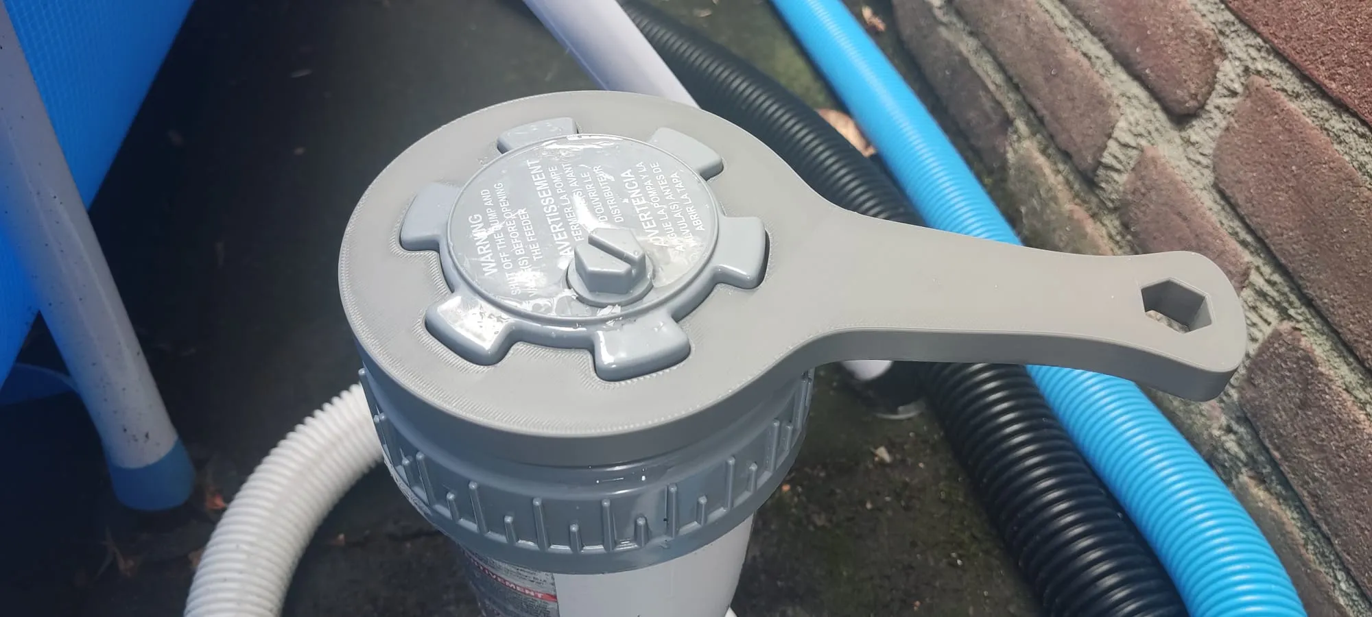 Mở nắp cho bộ phân phối clo Kokido ngoài trời