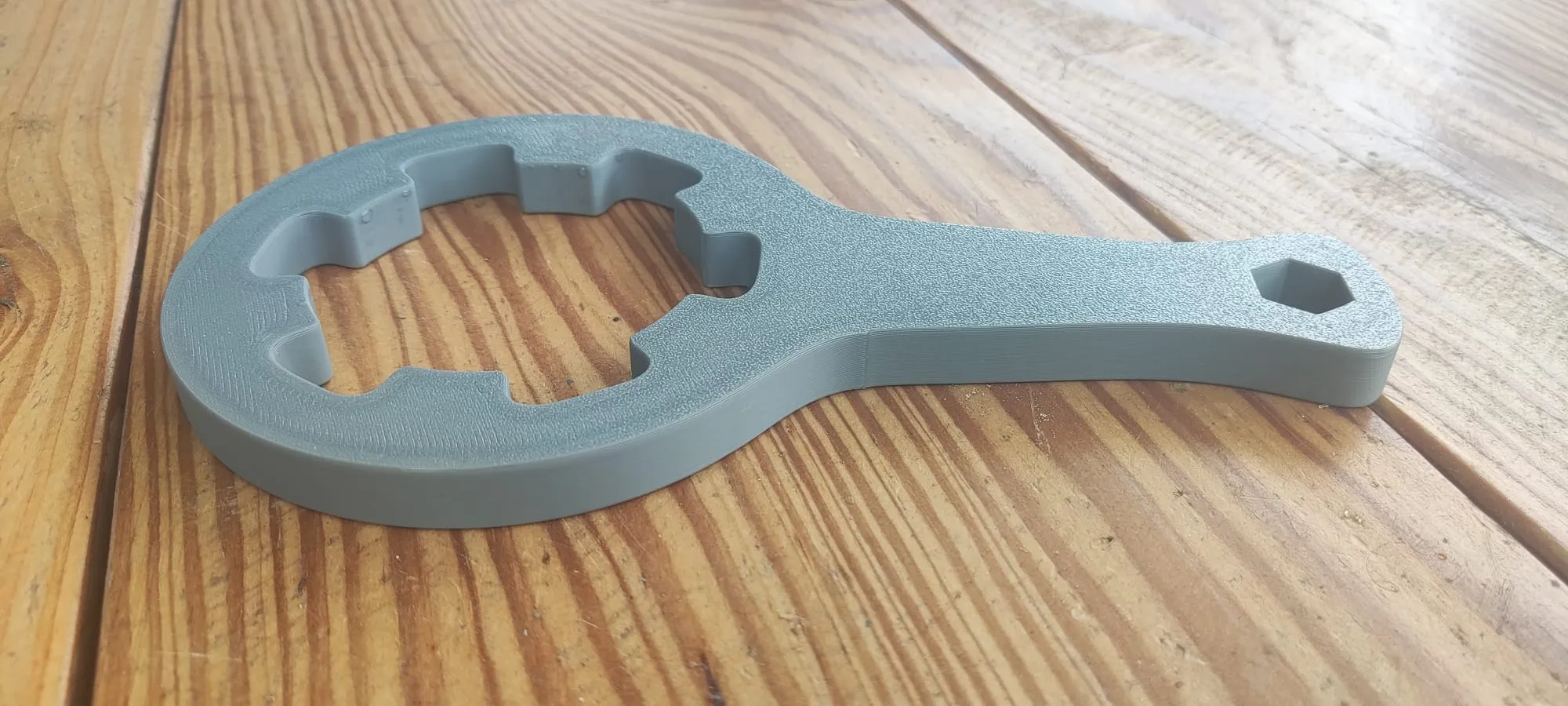 Mở nắp cho bộ phân phối clo Kokido ngoài trời