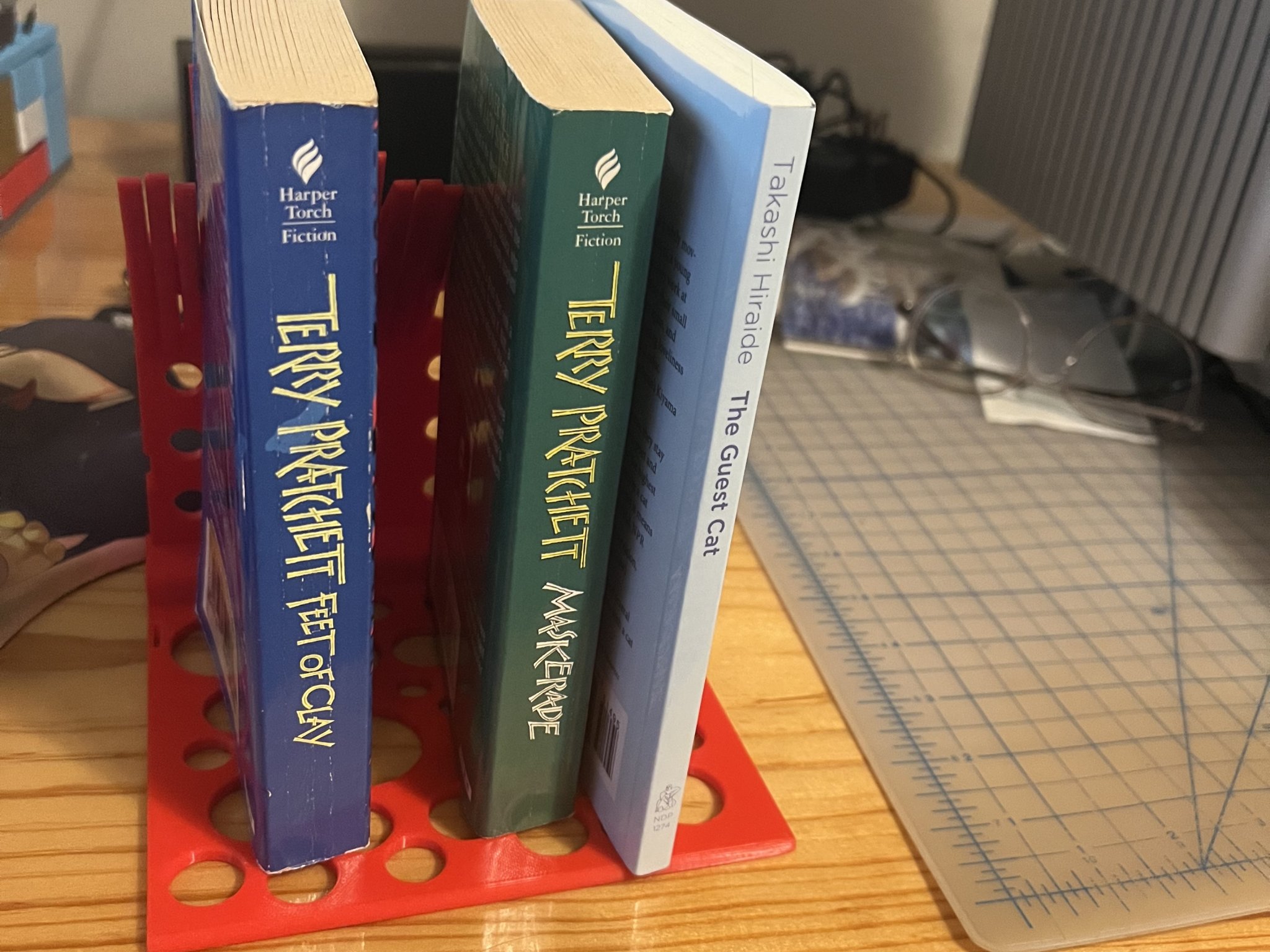 Giá sách điều chỉnh kích thước cho sách và phương tiện khác