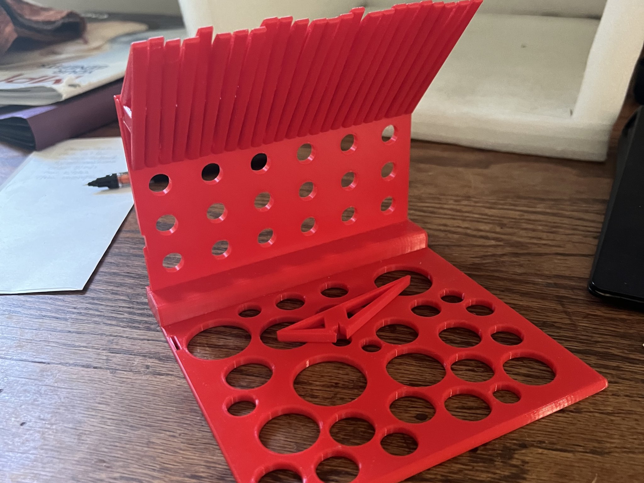 Giá sách điều chỉnh kích thước cho sách và phương tiện khác