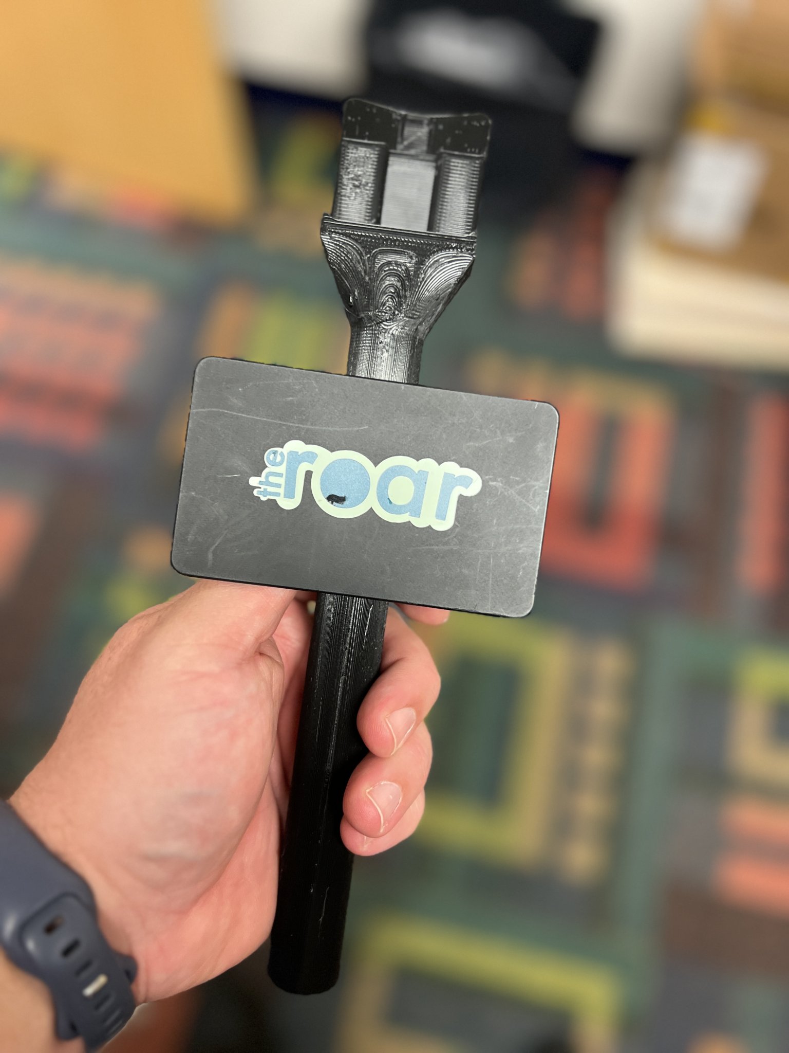 Giá đỡ micro Rode mảnh mai cho tin tức trường học