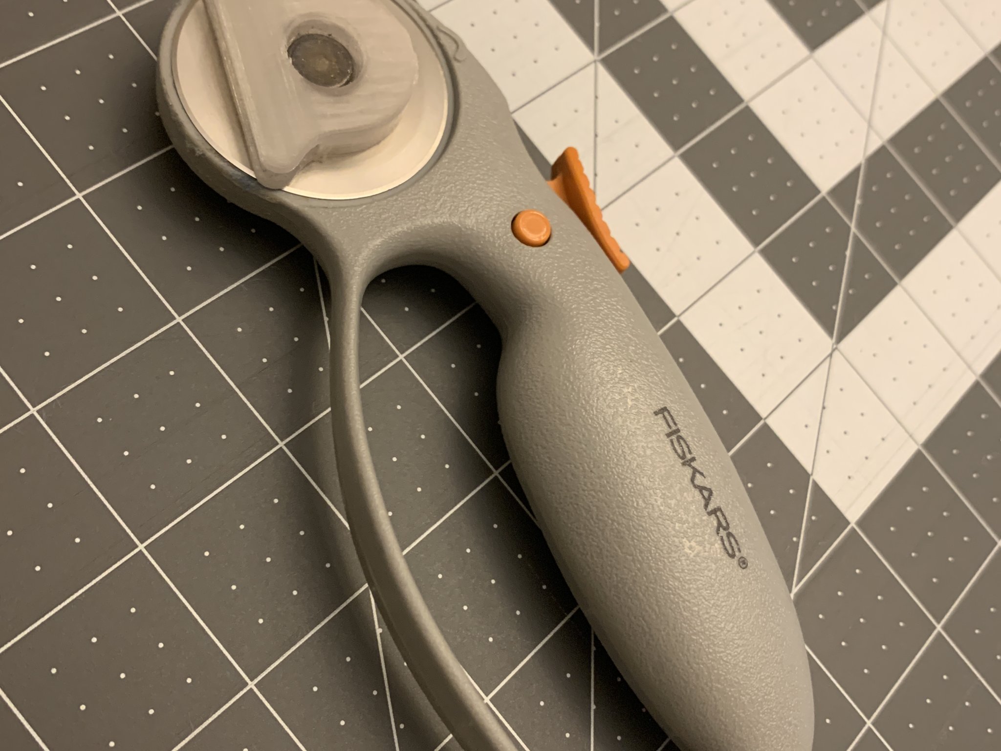 Hướng dẫn sử dụng dao cắt quay Fiskars