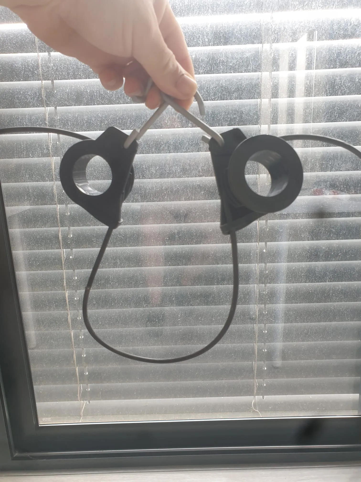 Giá đỡ cáp quang gắn trên cột