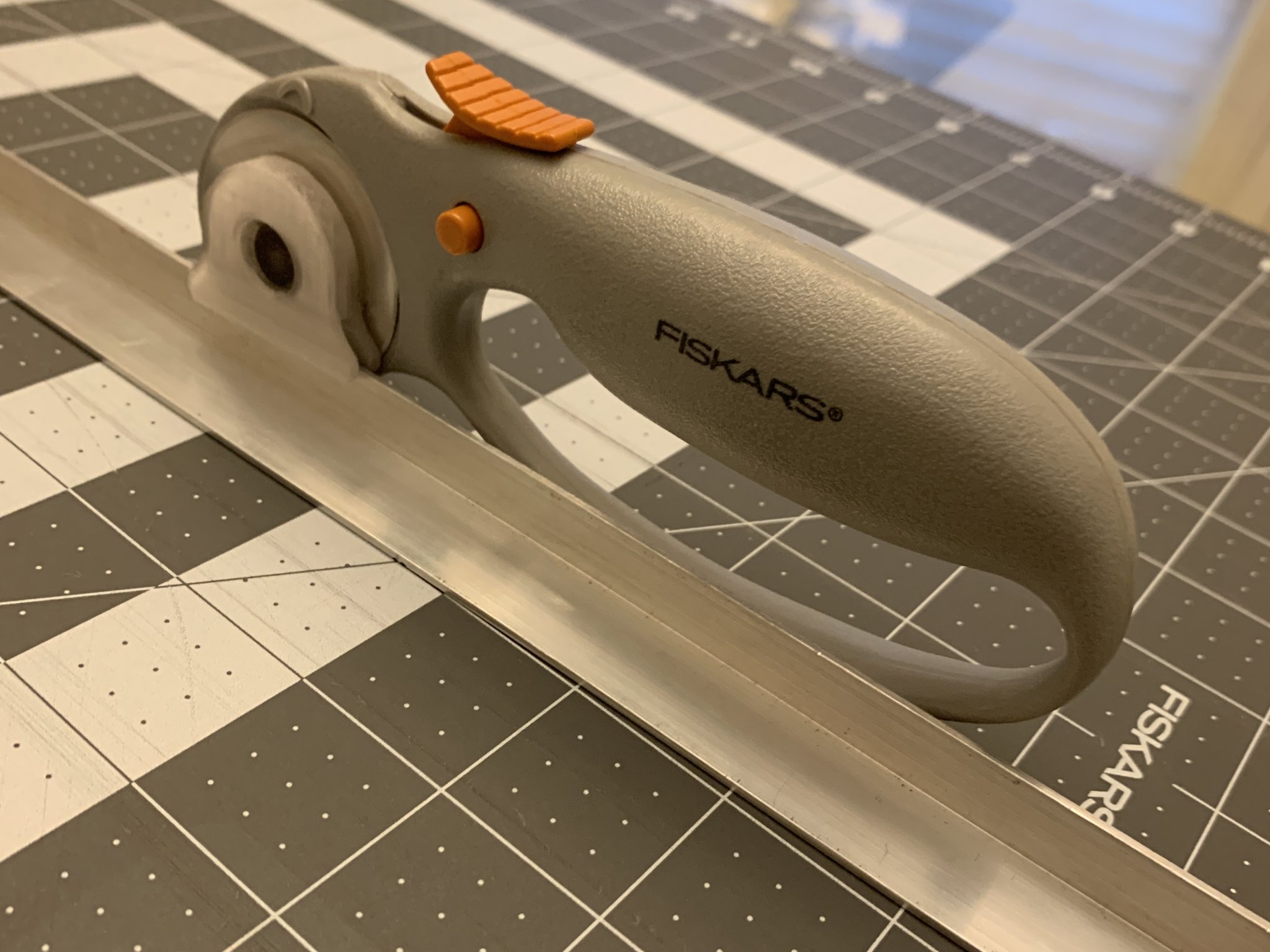 Hướng dẫn sử dụng dao cắt quay Fiskars