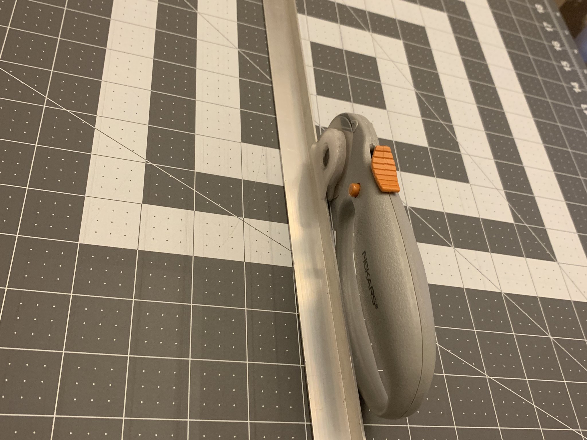 Hướng dẫn sử dụng dao cắt quay Fiskars