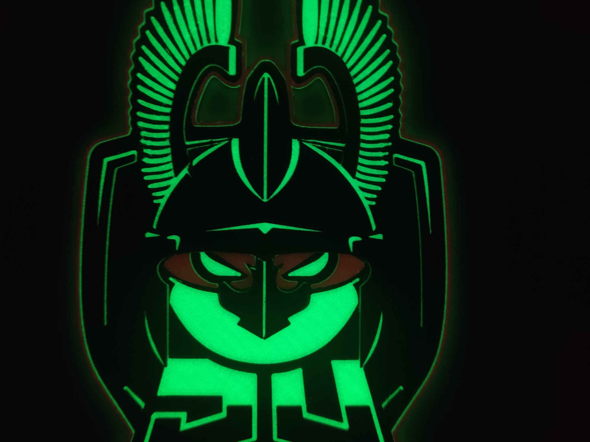 Biểu tượng đội CTF P4 với hiệu ứng phát sáng trong bóng tối