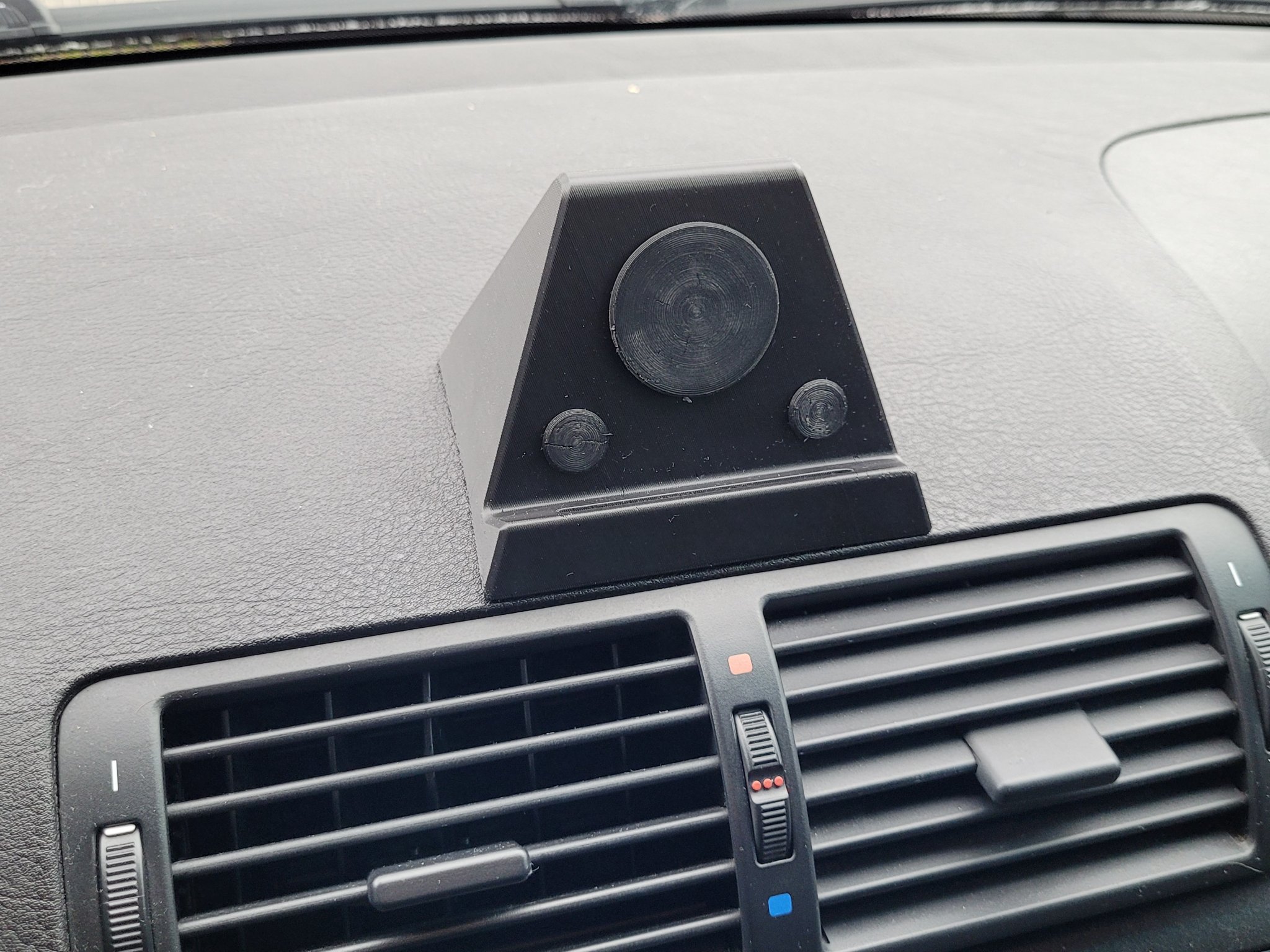 Giá đỡ điện thoại từ tính cho bảng điều khiển BMW e46