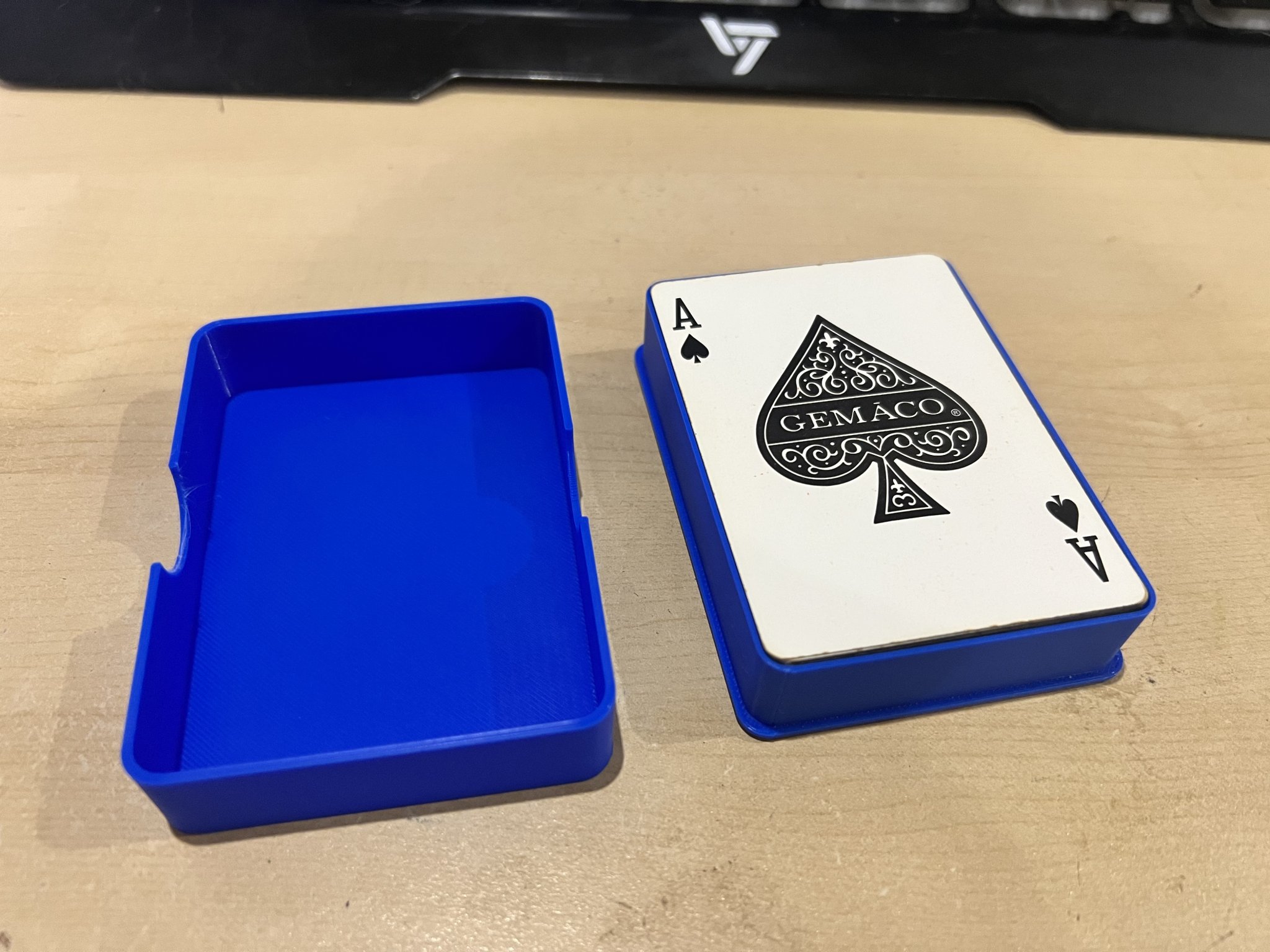 Hộp đựng bài tiêu chuẩn cho bộ bài chơi