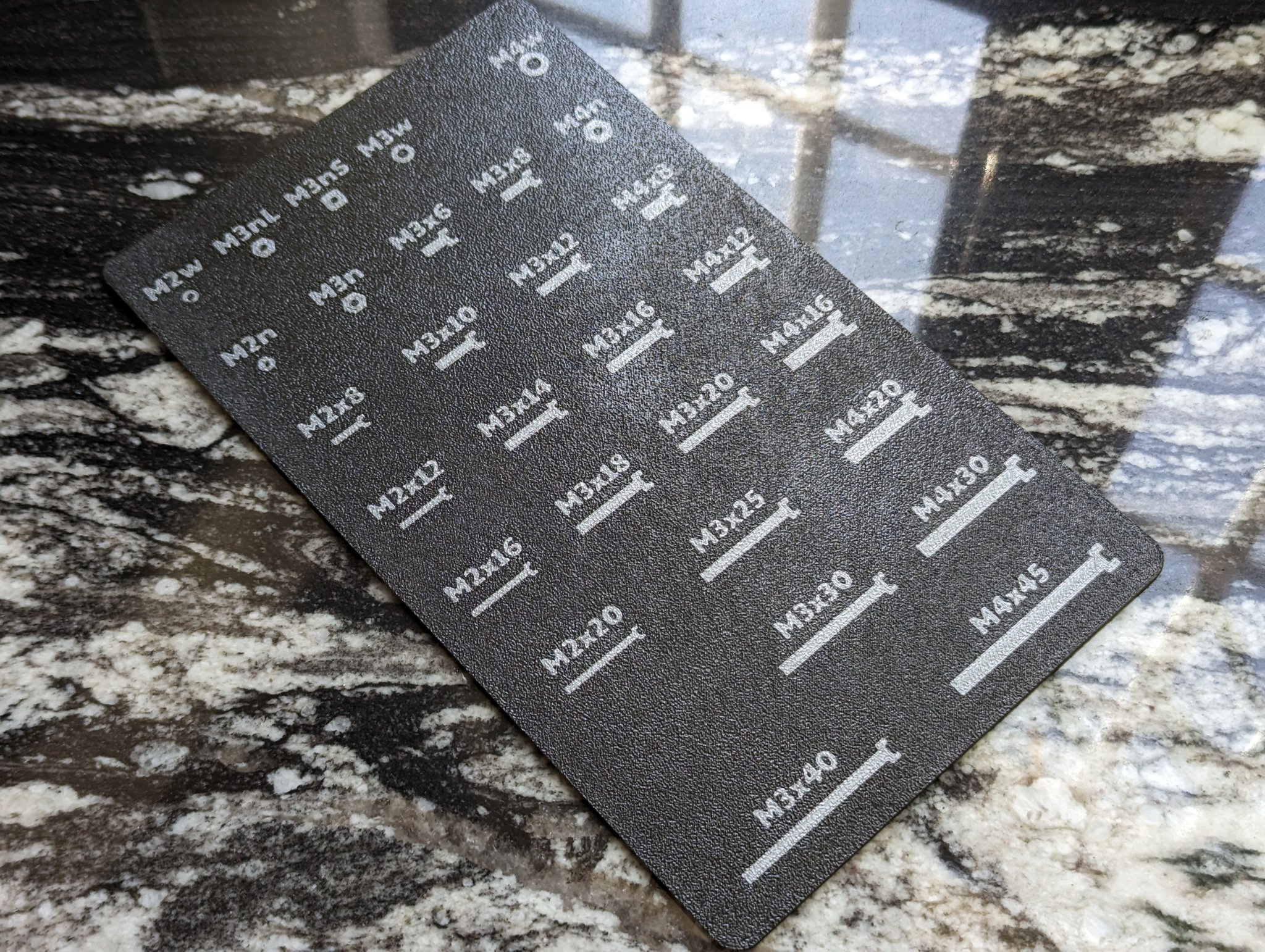 Hộp đựng vít nhỏ với nắp trượt và nhãn dán