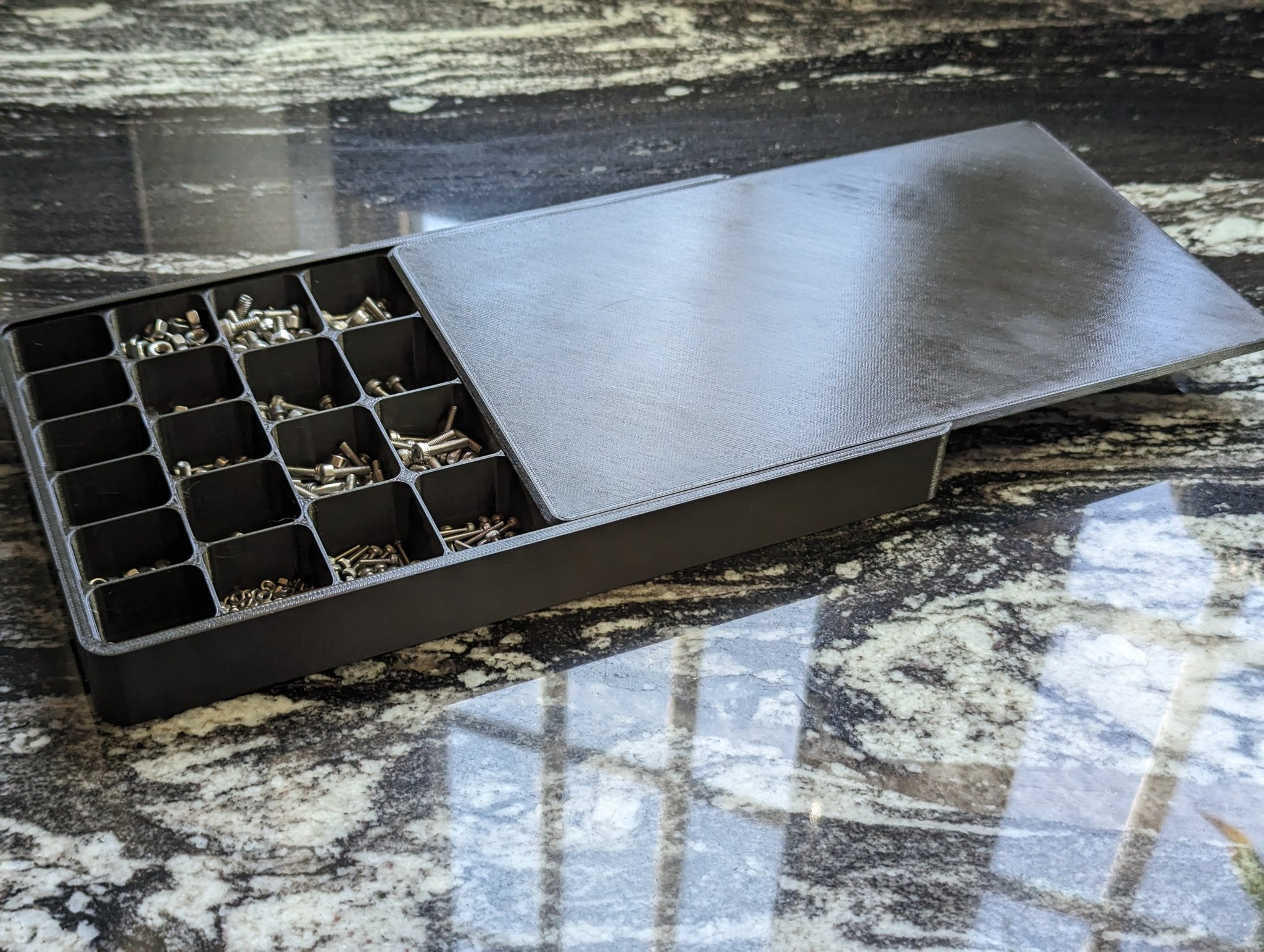 Hộp đựng vít nhỏ với nắp trượt và nhãn dán