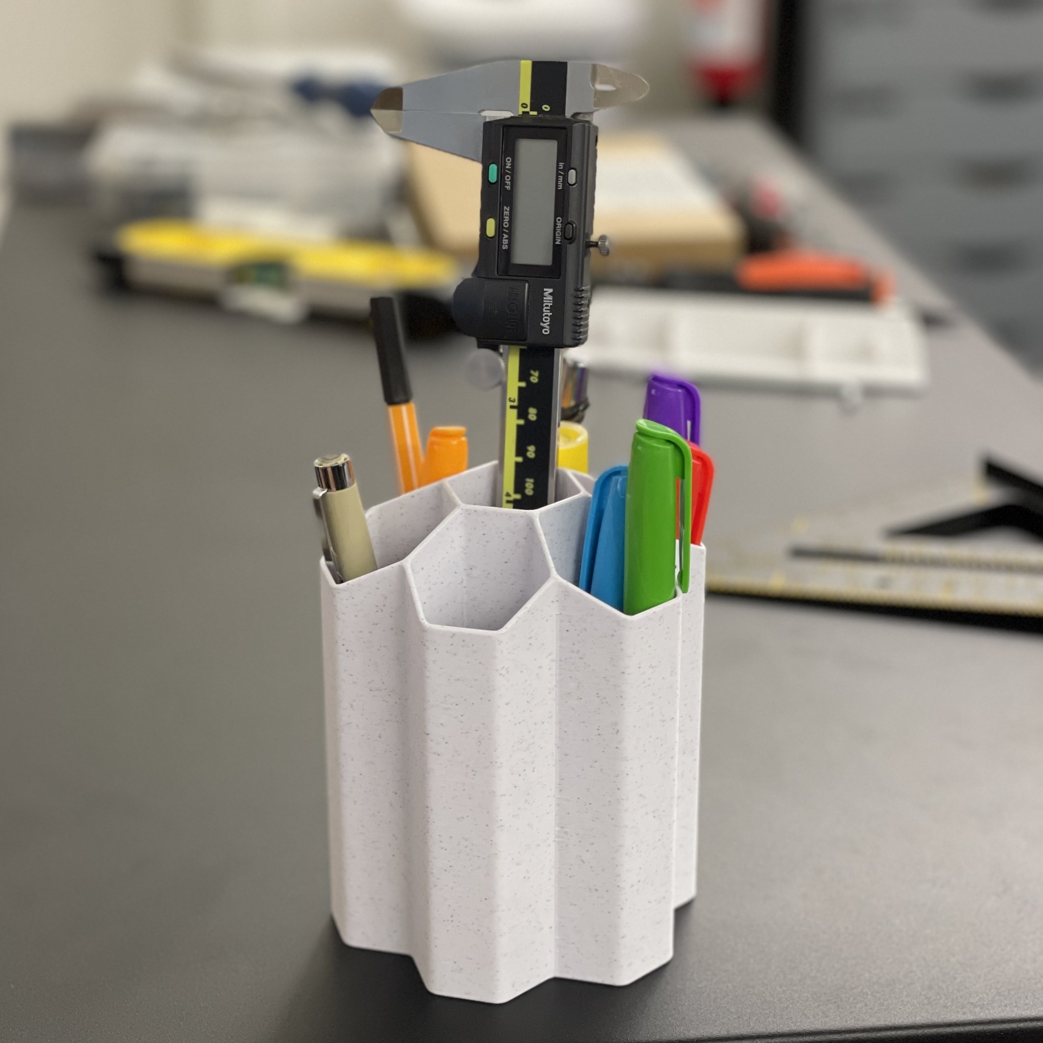 Giá đỡ bút hình lục giác cho bàn làm việc