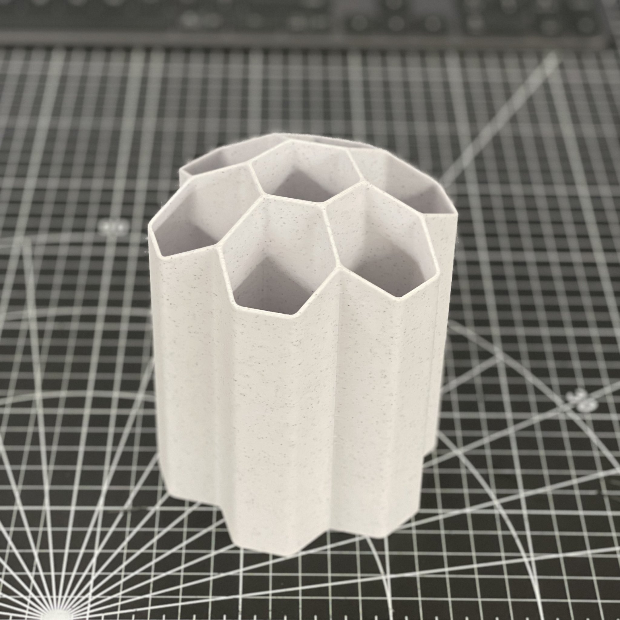 Giá đỡ bút hình lục giác cho bàn làm việc