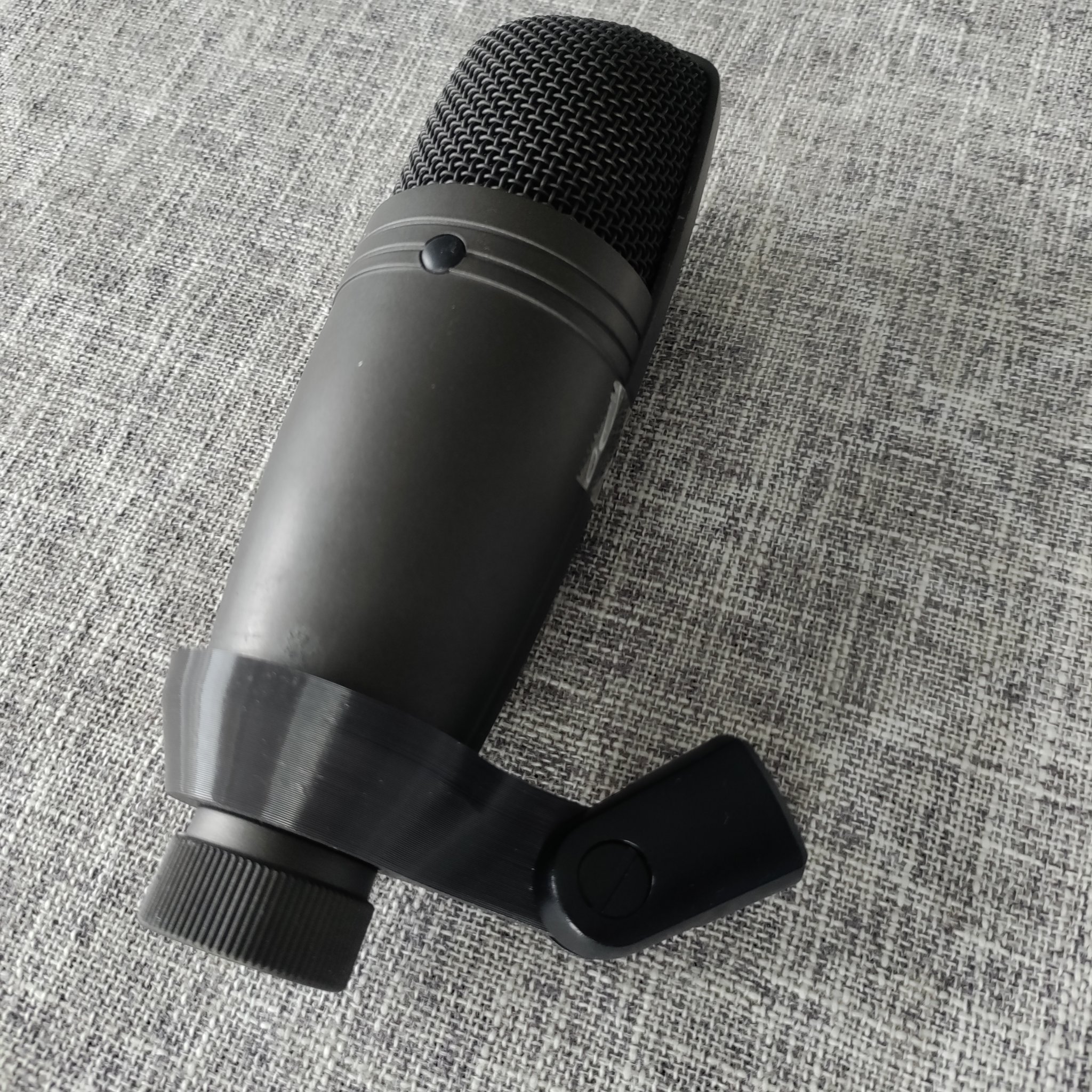 Giá đỡ micro t.bone SC-300 chống xoắn vặn