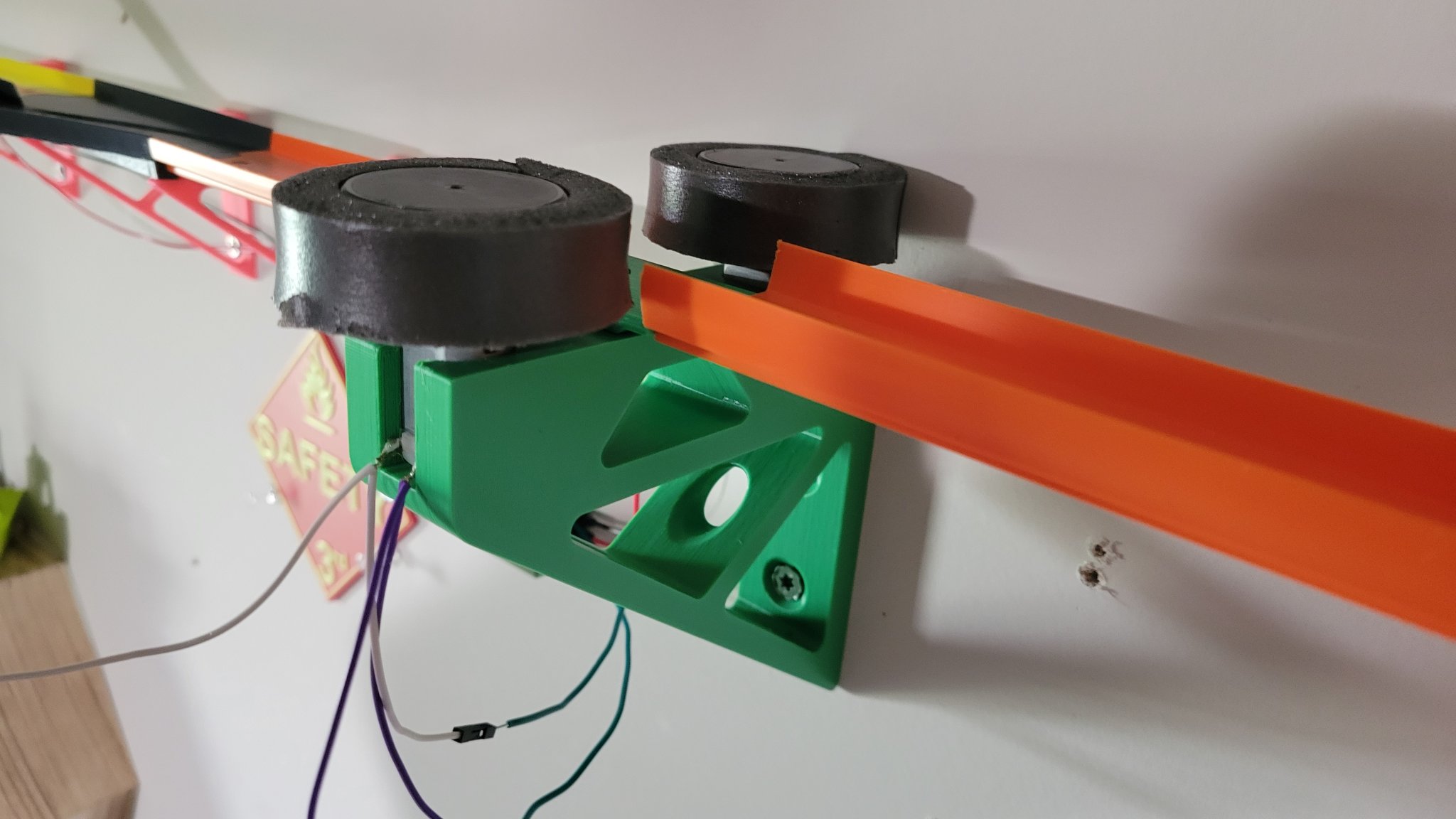 Bộ tăng tốc gắn tường cho đường đua Hot Wheels