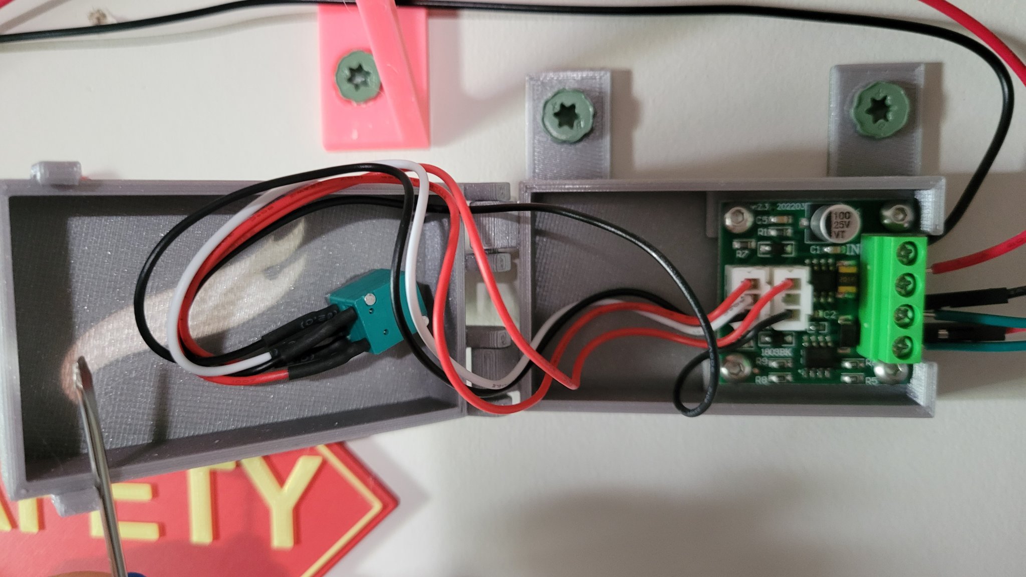 Bộ tăng tốc gắn tường cho đường đua Hot Wheels