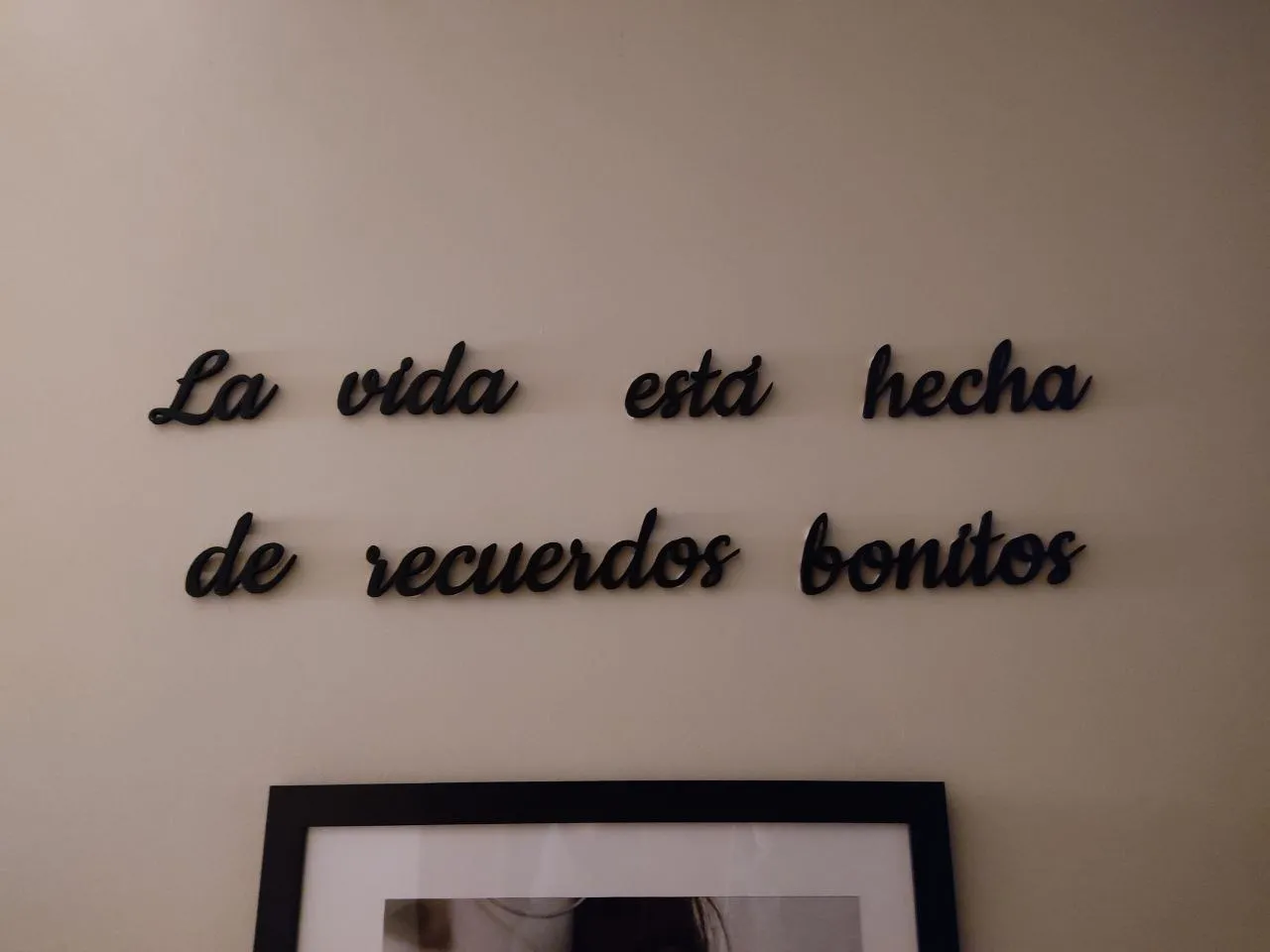 Chữ trang trí "La vida está hecha de recuerdos bonitos
