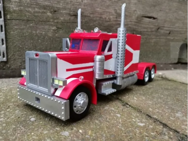 Xe tải Peterbilt chi tiết với rơ moóc tùy chỉnh