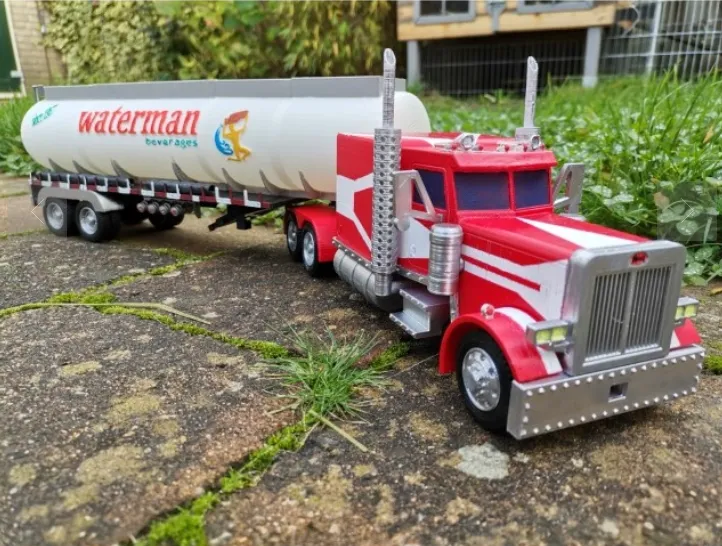 Xe tải Peterbilt chi tiết với rơ moóc tùy chỉnh