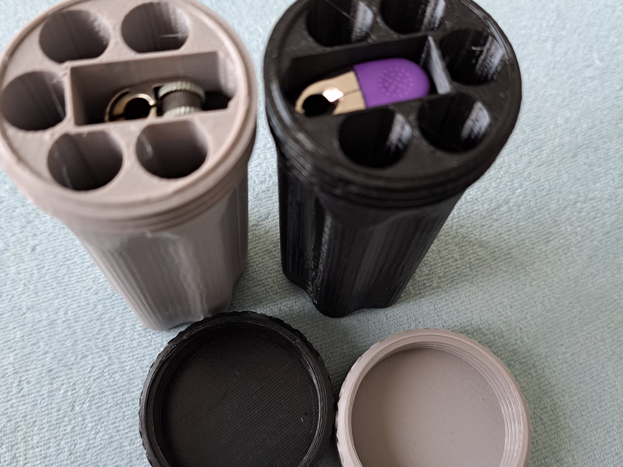 Chứa đồ dùng cho bật lửa, thuốc lá và điếu thuốc