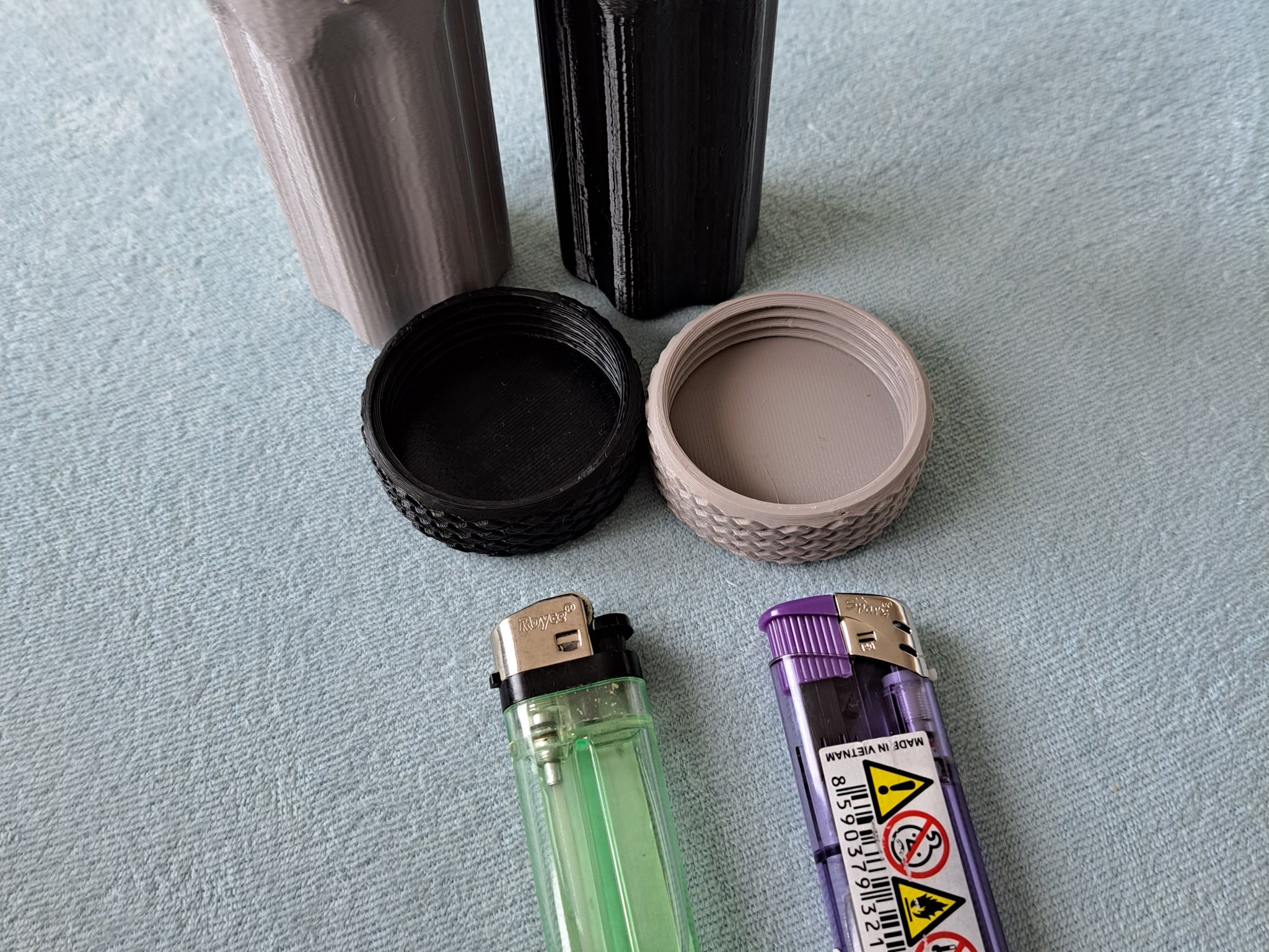 Chứa đồ dùng cho bật lửa, thuốc lá và điếu thuốc